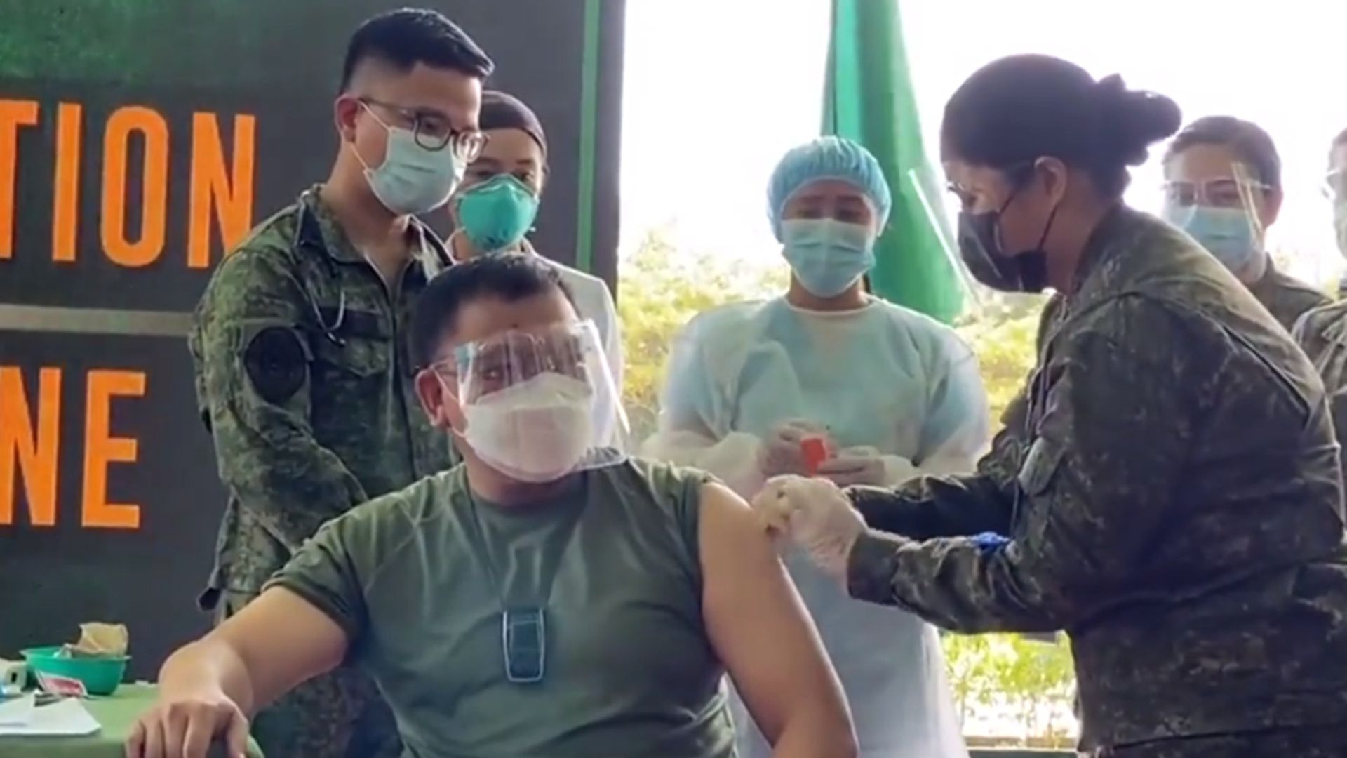 2021年3月2日，菲律宾军人开始接种中国科兴新冠疫苗的主题图。（中国央视新闻截图）