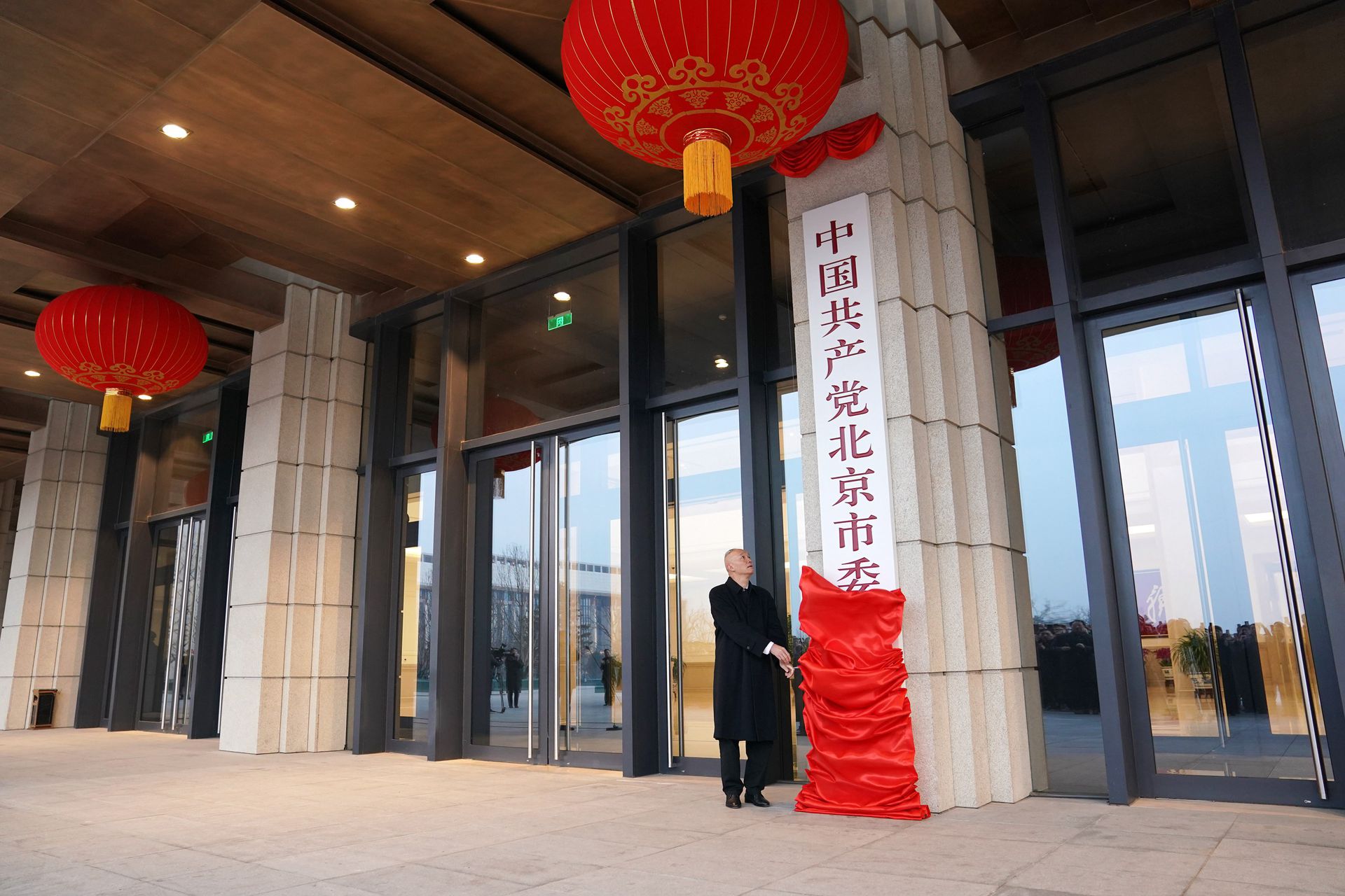 2019年1月11日，北京市级行政中心正式迁入北京城市副中心，北京市委书记蔡奇为北京市委揭牌。（新华社）