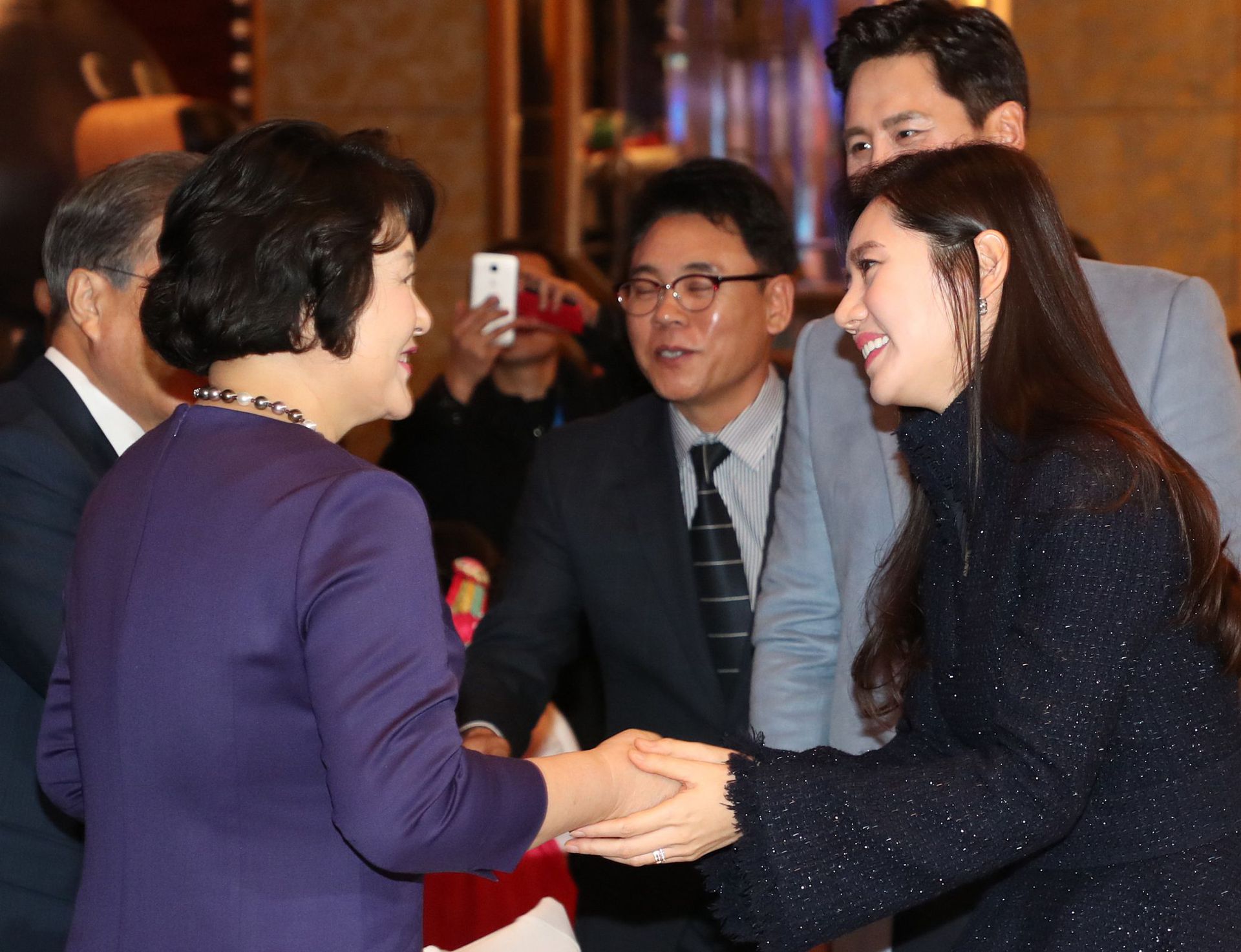 2017年12月13日，韩国总统文在寅夫妇参加韩国侨民恳谈会，韩国女演员秋瓷炫与丈夫于晓光参加。（视觉中国）
