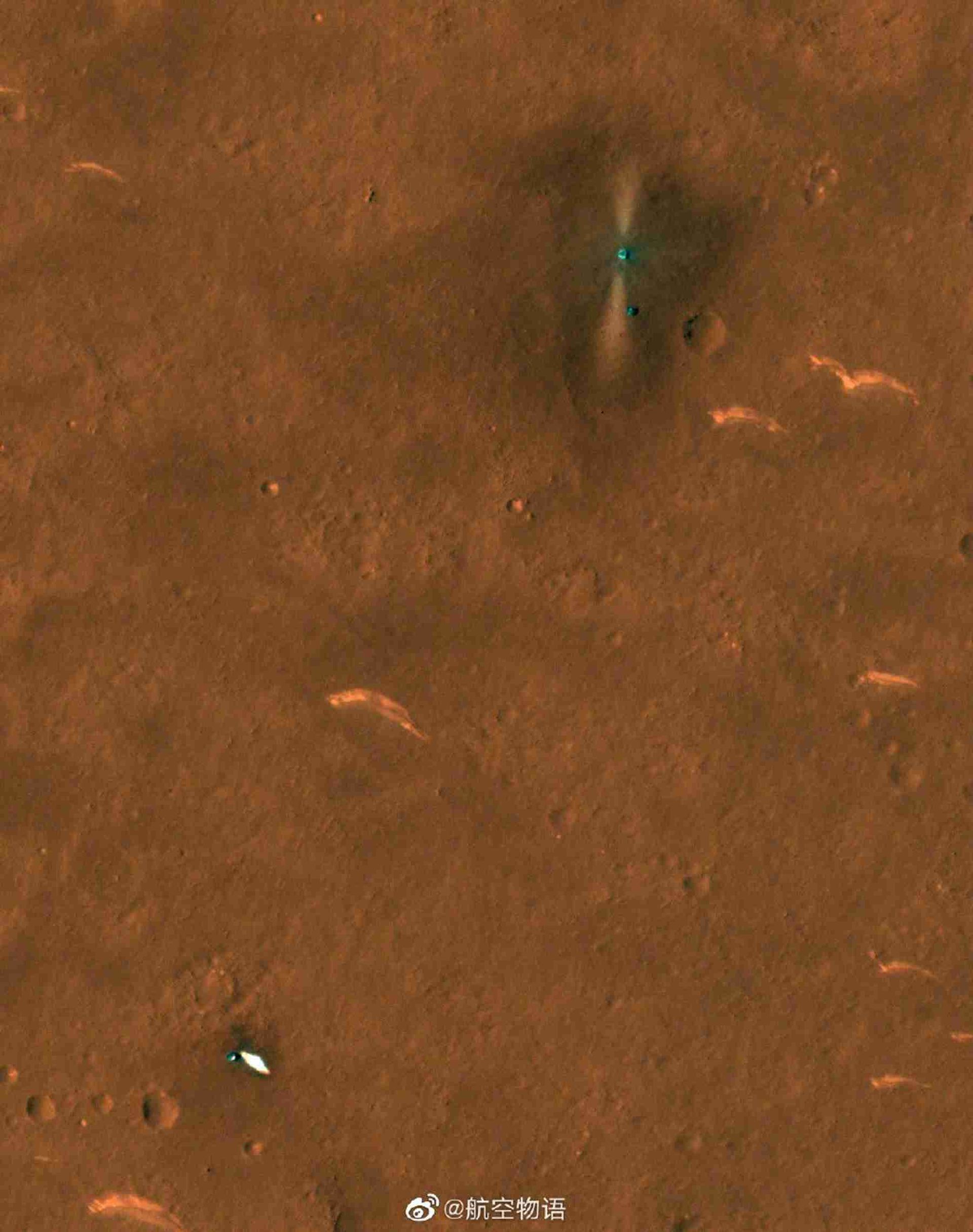 网传美国火星勘测轨道器高清相机拍到的中国火星着陆器和祝融号火星车。（微博@航空物语）
