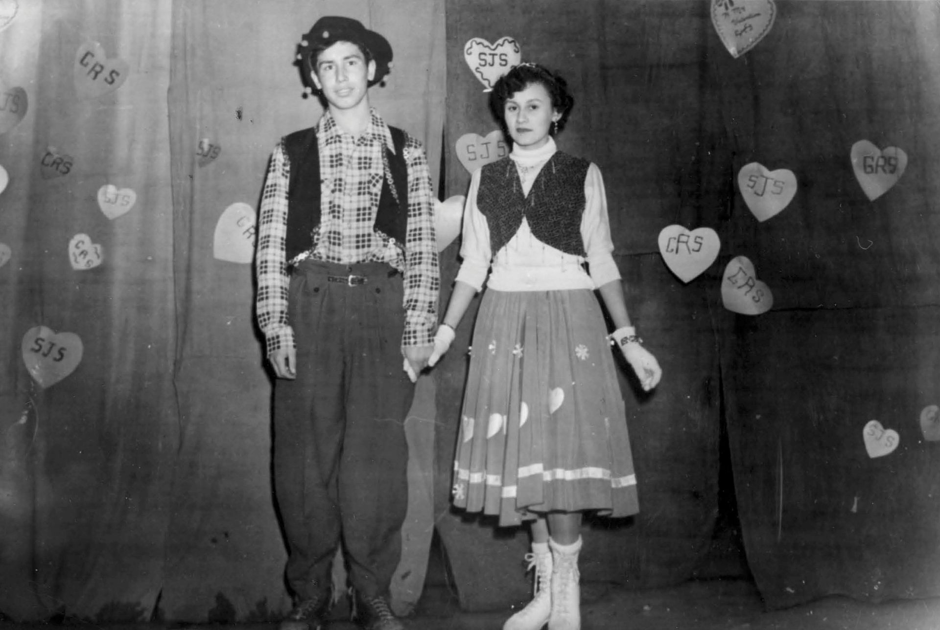 1954年，身着服装的学生在加拿大安大略省西班牙语的西班牙印第安寄宿学校参加选美比赛。（Reuters）