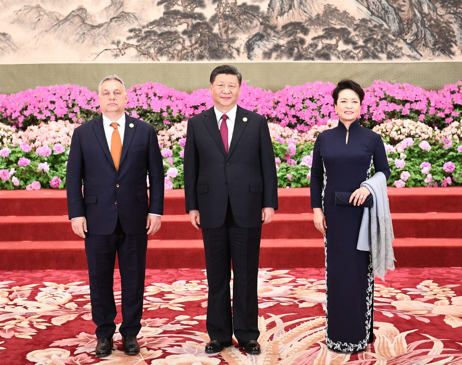 2019年4月26日，中国国家主席习近平和夫人彭丽媛在北京人民大会堂举行宴会，欢迎匈牙利总理欧尔班（左）出席第二届“一带一路”国际合作高峰论坛。（新华社）