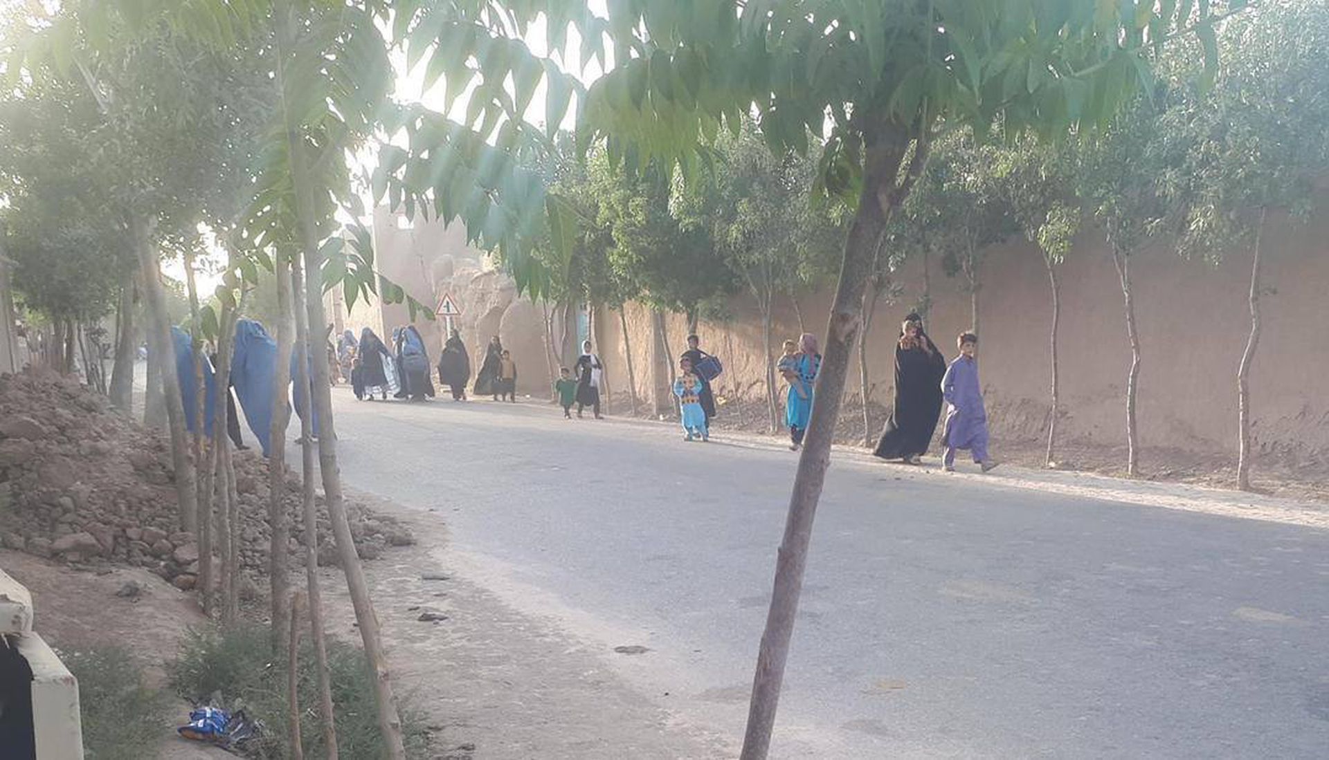 在赫拉特等地，虽然当局号称打退塔利班袭击，但百姓已开始逃离。（liveumap网页截图）
