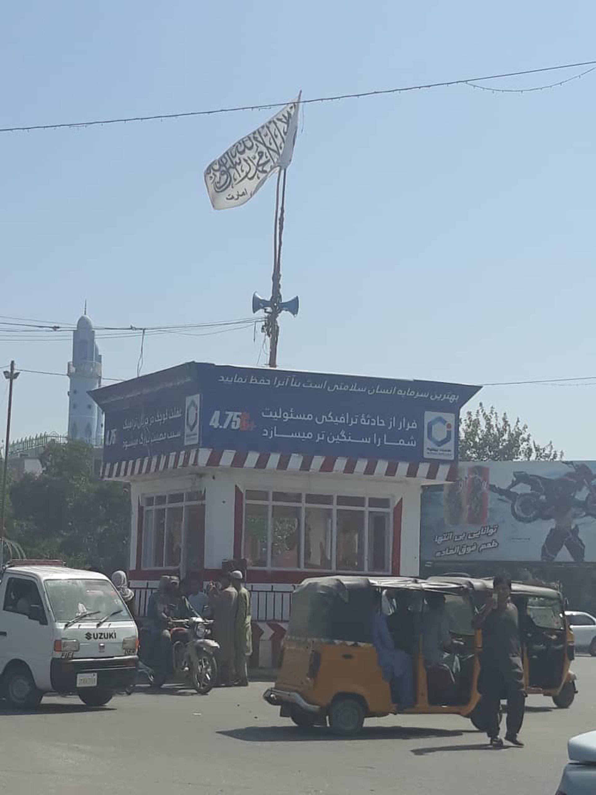 在昆都士，塔利班旗帜已经升起在城市中央。（liveumap网页截图）