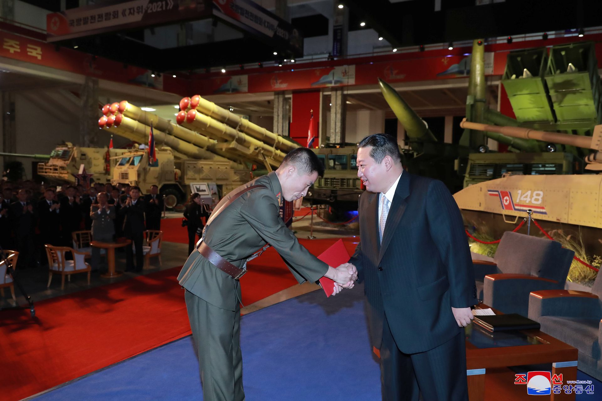朝鲜领导人金正恩出席在朝鲜平壤举行的国防发展展览。（路透社）