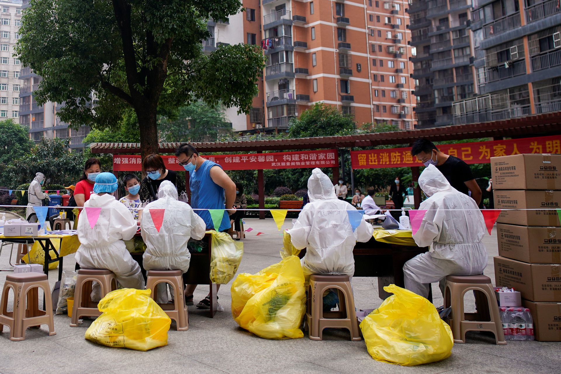 图为中国湖北省武汉市,身着防护服的医务人员正在为居民进行核酸检测。武汉是中国爆发新冠肺炎疫情最严重的城市,也是越方明确宣布要学习封城经验的对象。(路透社) 图为中国湖北省武汉市,身着防护服的医务人员正在为居民进行核酸检测。武汉是中国爆发新冠肺炎疫情最严重的城市,也是越方明确宣布要学习封城经验的对象。(路透社)