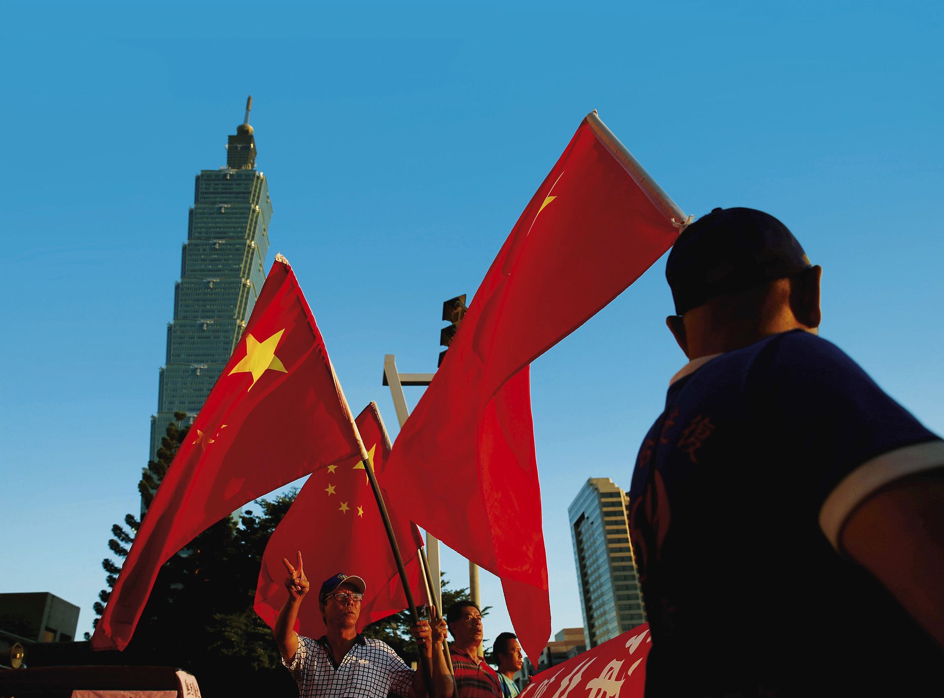中国“小粉红”的血液中除了民族主义之外，还有爱国主义以及“忠党”的因素。图为在台湾的“小粉红”群体高举中华人民共和国国旗宣示其意识形态。（Reuters）