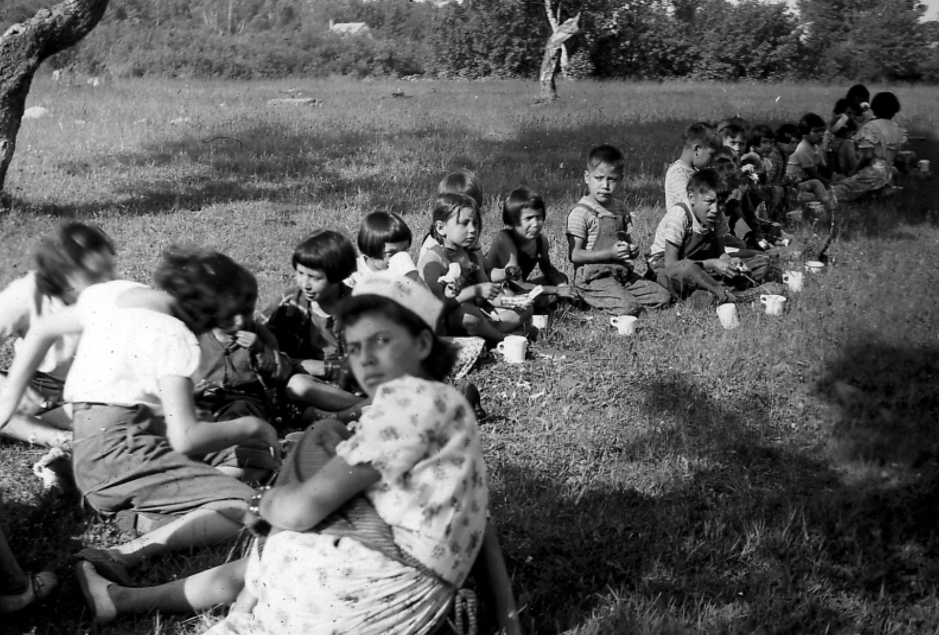 在Sault Ste的户外活动期间，Shingwauk印第安寄宿学校的孩子们正在吃晚饭。（Reuters）
