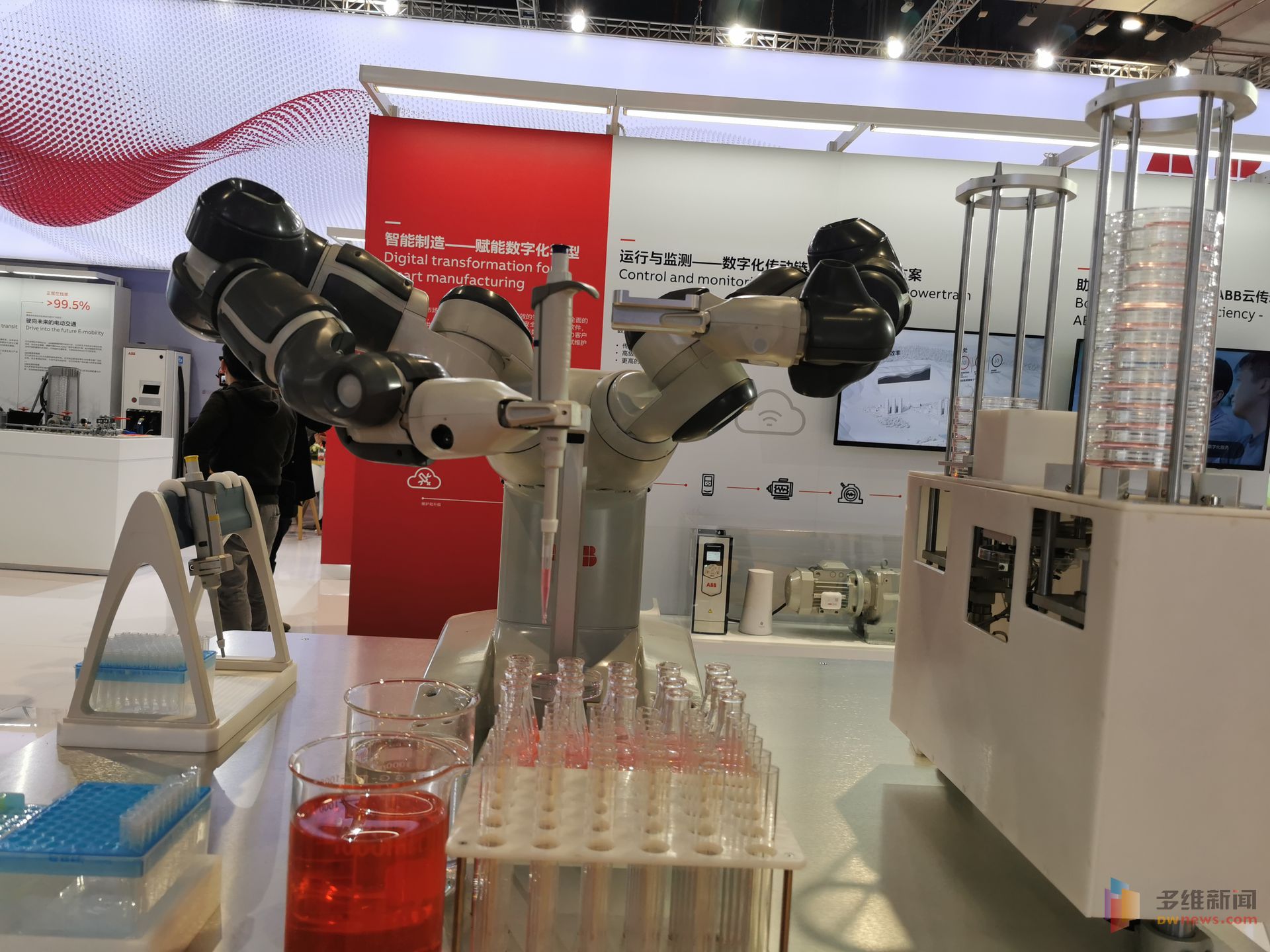 第三届进博会于11月5日至10日在国家会展中心（上海）举办。本届进博会商业企业展共设置了六大展区，展览面积超过上届规模。图为常规的医疗器械也正在被人工智能取代。