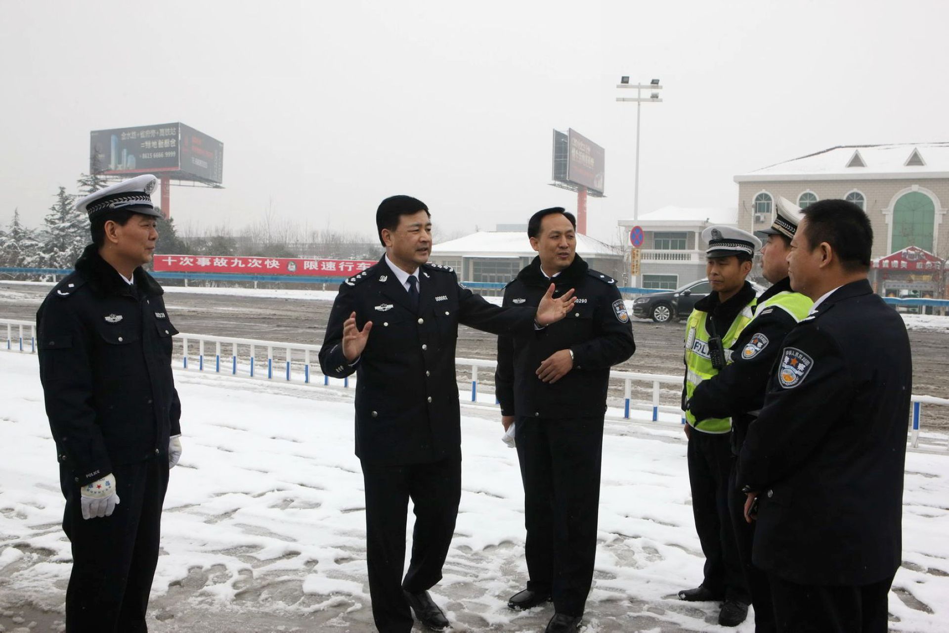 王小洪（左二）曾在福建官场历练32年。（河南高速交警网）