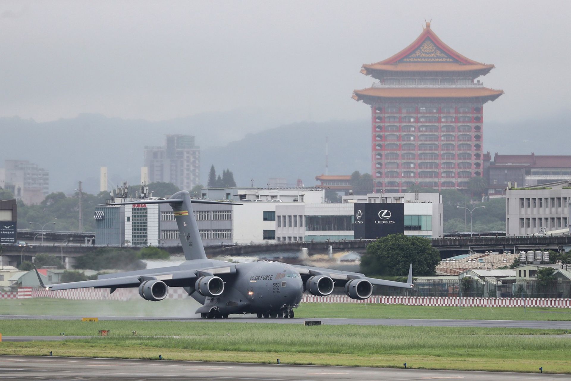 近期台媒民调显示，近六成台湾民众认为台海若发生战争，美国将出兵驰援台湾。（AP）