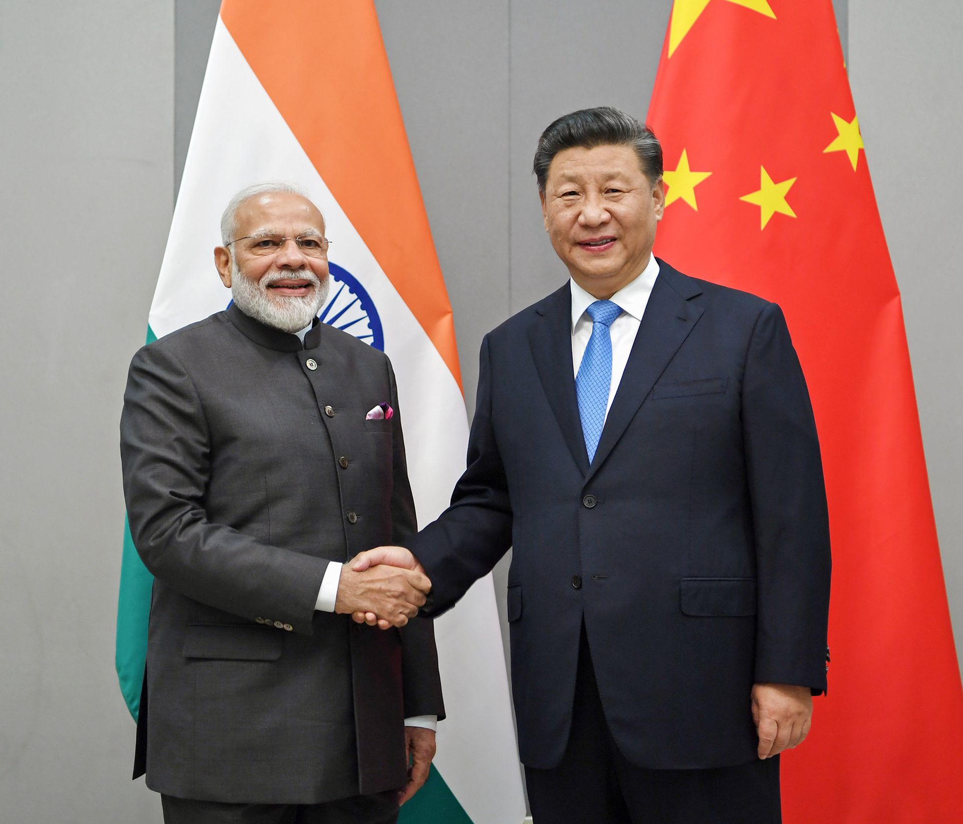 如何处理中印边界危机，无论对中国国家主席习近平（右）还是对印度总理莫迪来说，都是一个重大挑战。（新华社）