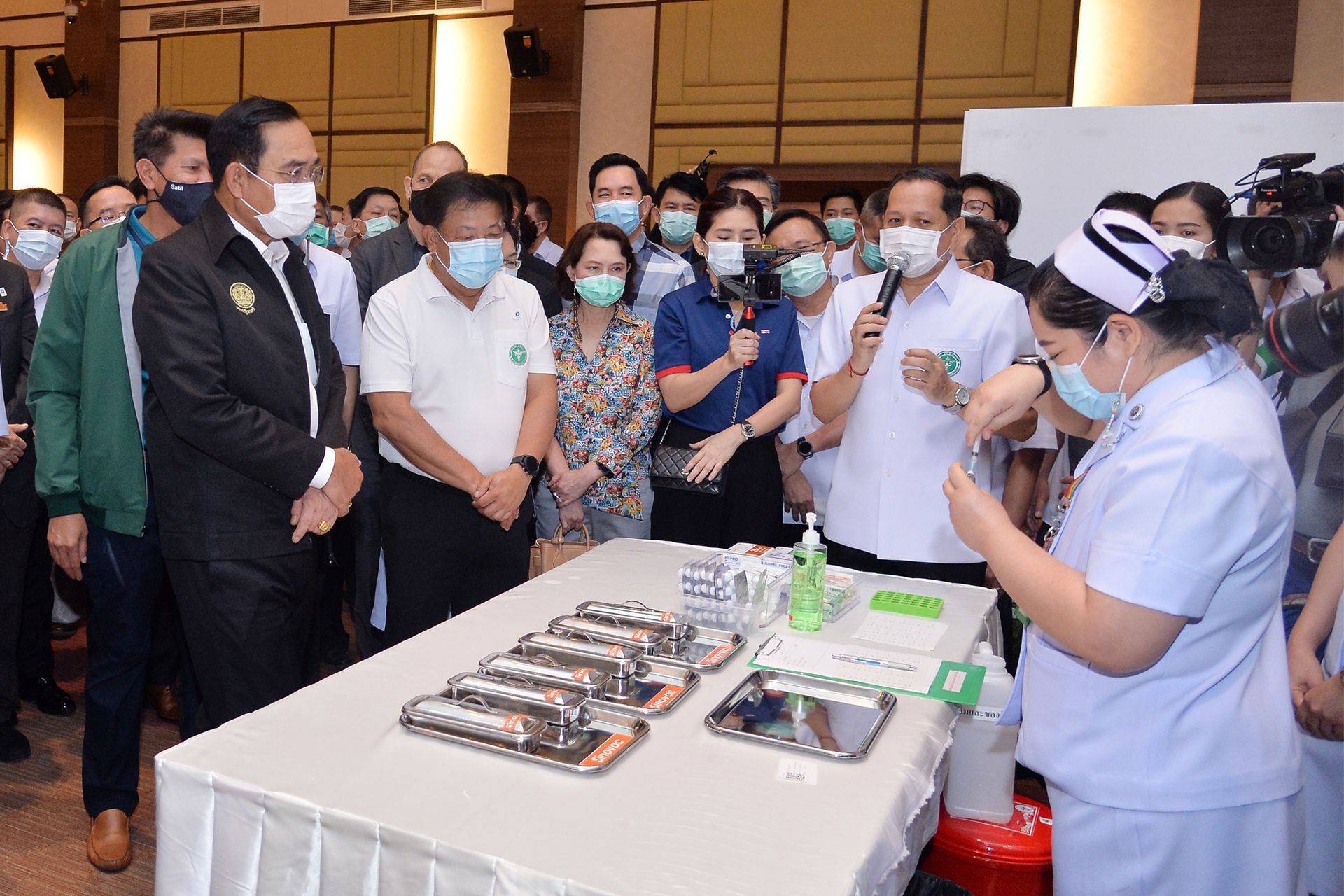 2月28日，泰国总理巴育（前左）在位于曼谷的泰国卫生部的班拉那拉杜拉传染病研究所主持首批疫苗接种仪式。包括副总理兼公共卫生部长阿努廷在内的5名内阁成员当天在曼谷率先接种疫苗。  （泰国总理府供图）