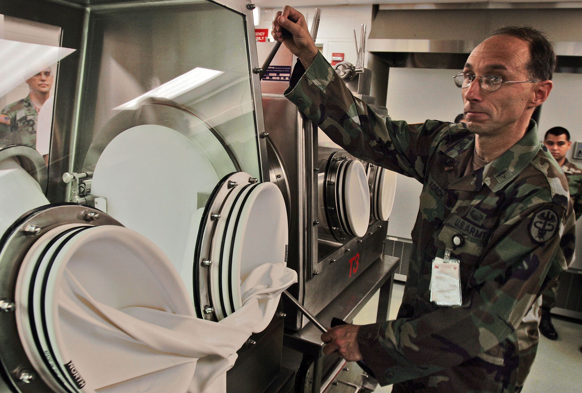 2005年9月20日，美国陆军传染病医学研究所(USAMRIID)展示用于优化空气生物学科学实验室的新设备。（视觉中国）
