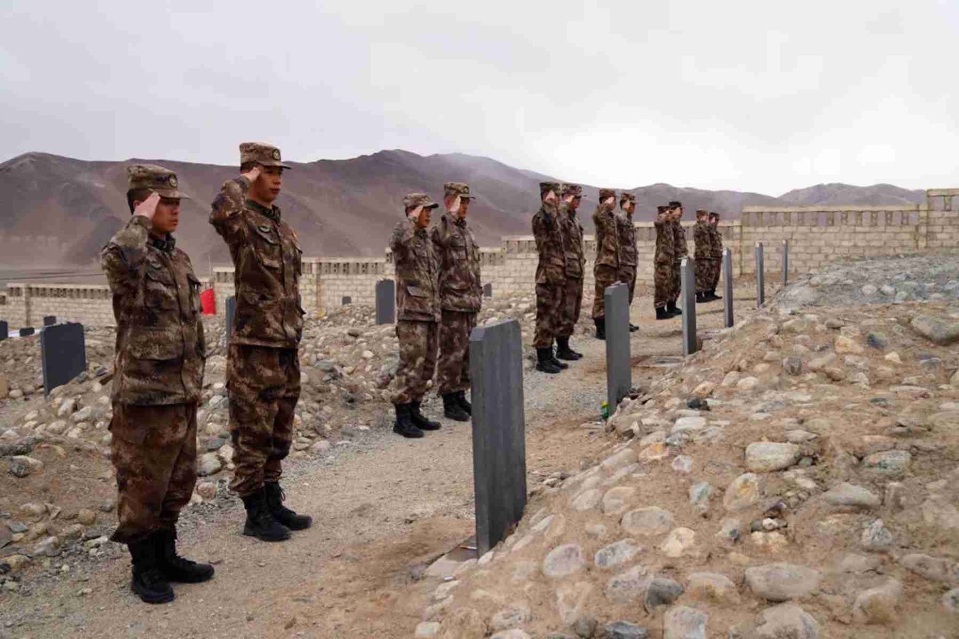 解放军官兵向死亡士兵墓碑致敬。（微信@喀喇昆仑卫士）