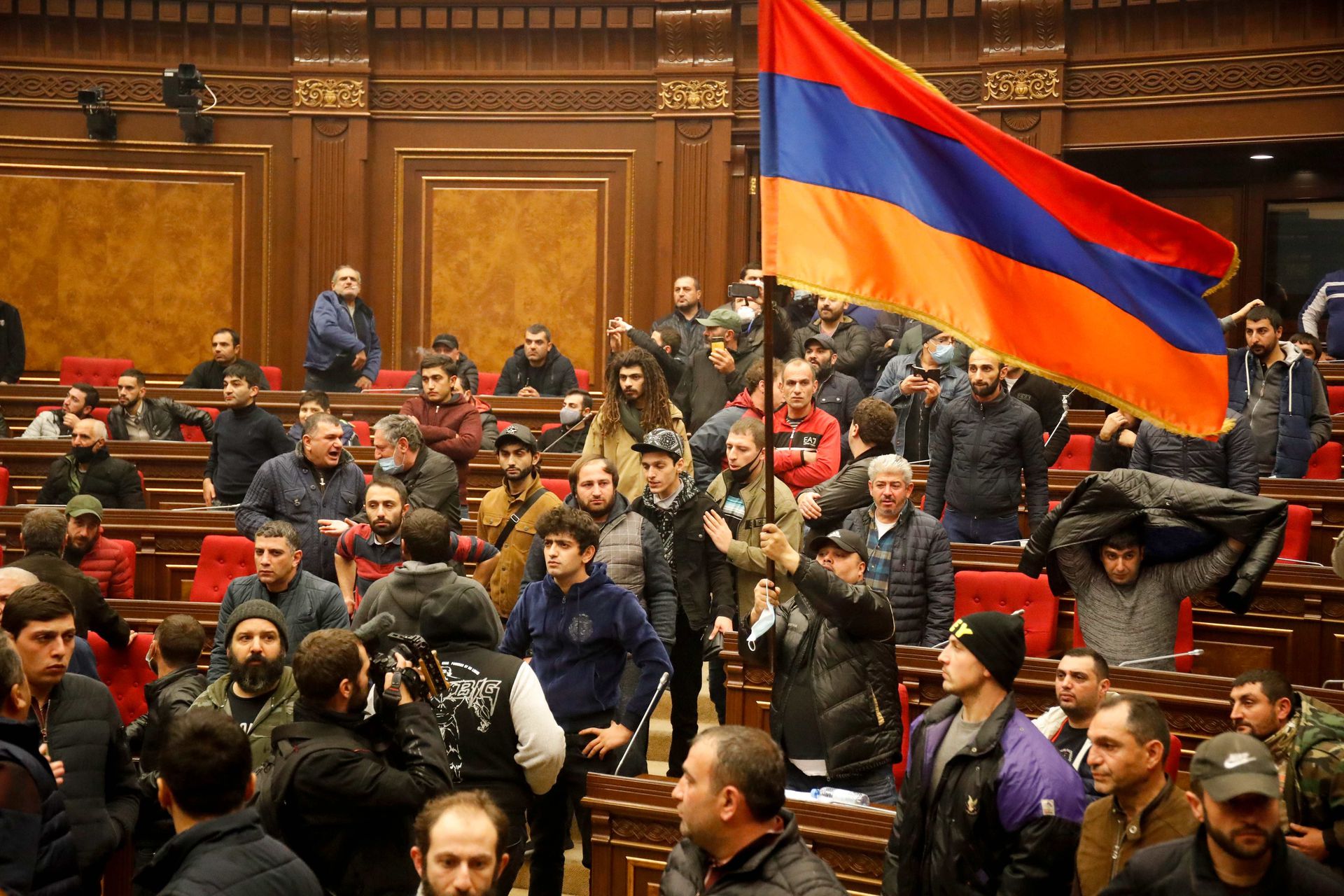 纳卡前线的失败，以及纳卡共和国的实际灭亡，让亚美尼亚首都各界人士悲愤不已，很多人冲入政府机构，试图逮捕帕西尼扬，目前，此人已逃入美国大使馆，与此同时，亦有消息称亚美尼亚总统萨尔基相已被逮捕。（美联社）