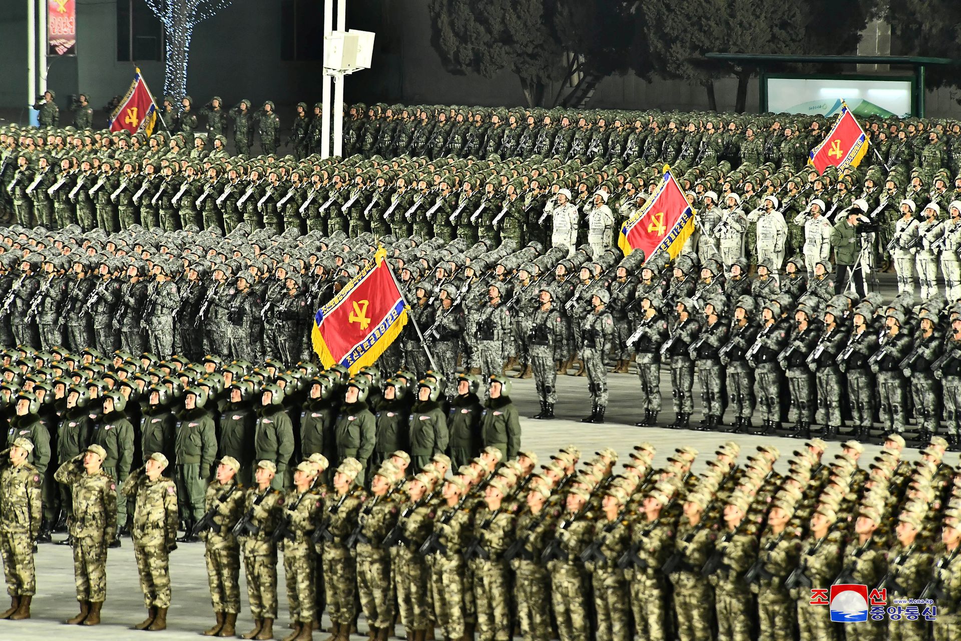 现场画面显示，大量朝鲜士兵在平壤金日成广场列队。（Reuters）
