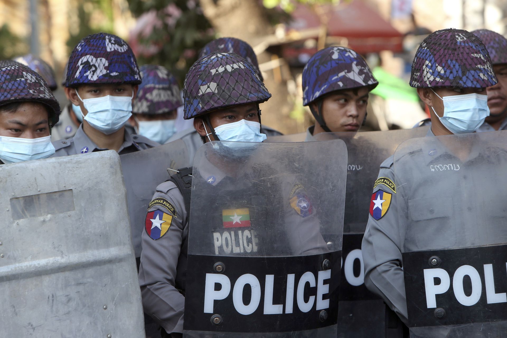 缅甸军方发表声明警告反政变示威者，阻挠武装力量执行任务可能面临长达20年监禁，在公众中制造恐慌、混乱可能会面临2年到7年监禁。图为2021年2月15日，在镇压在缅甸曼德勒的缅甸经济银行前举行集会的反政变抗议者期间，防暴警察挺身而出。（AP）