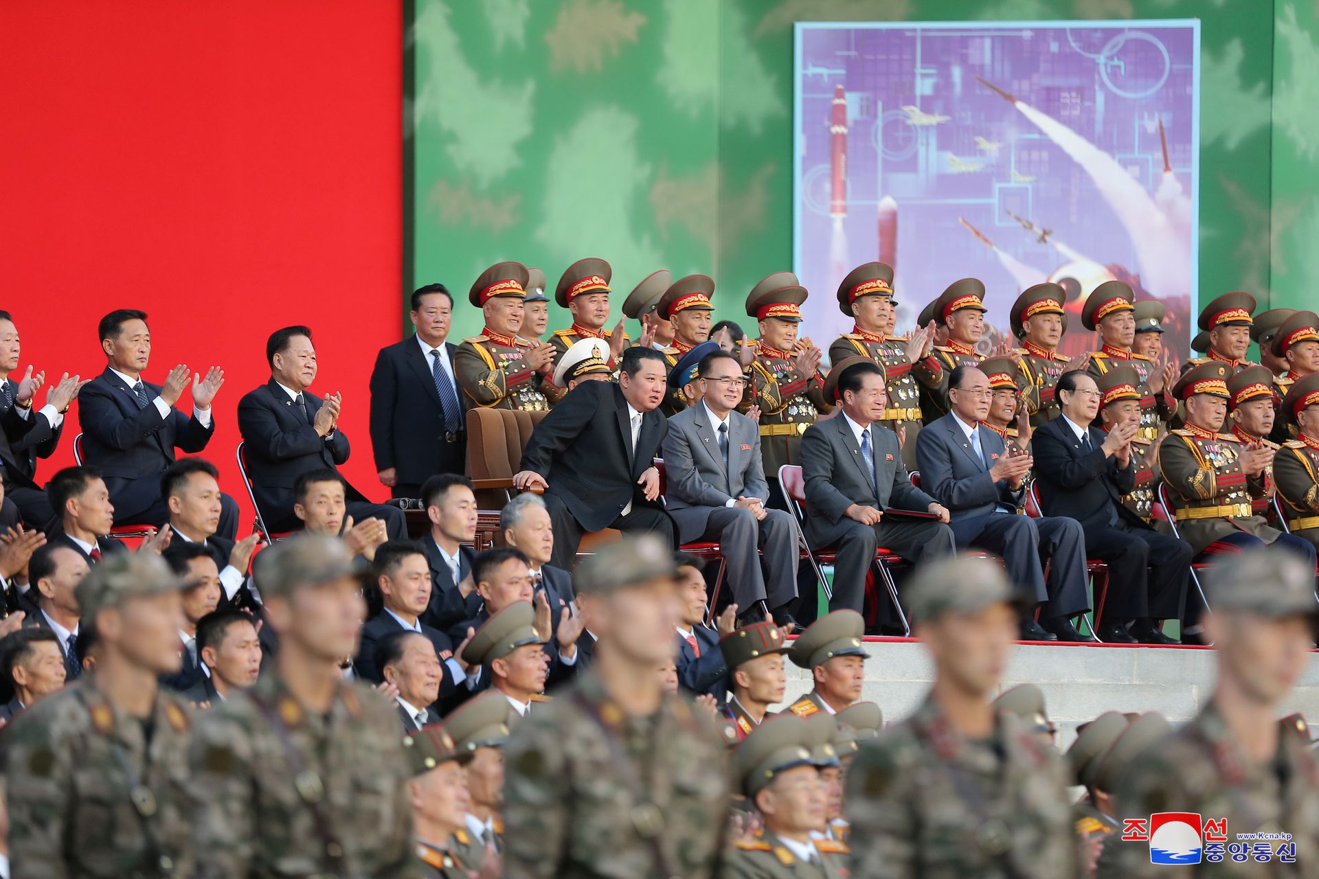 朝鲜领导人金正恩出席在朝鲜平壤举行的国防发展展览。（路透社）
