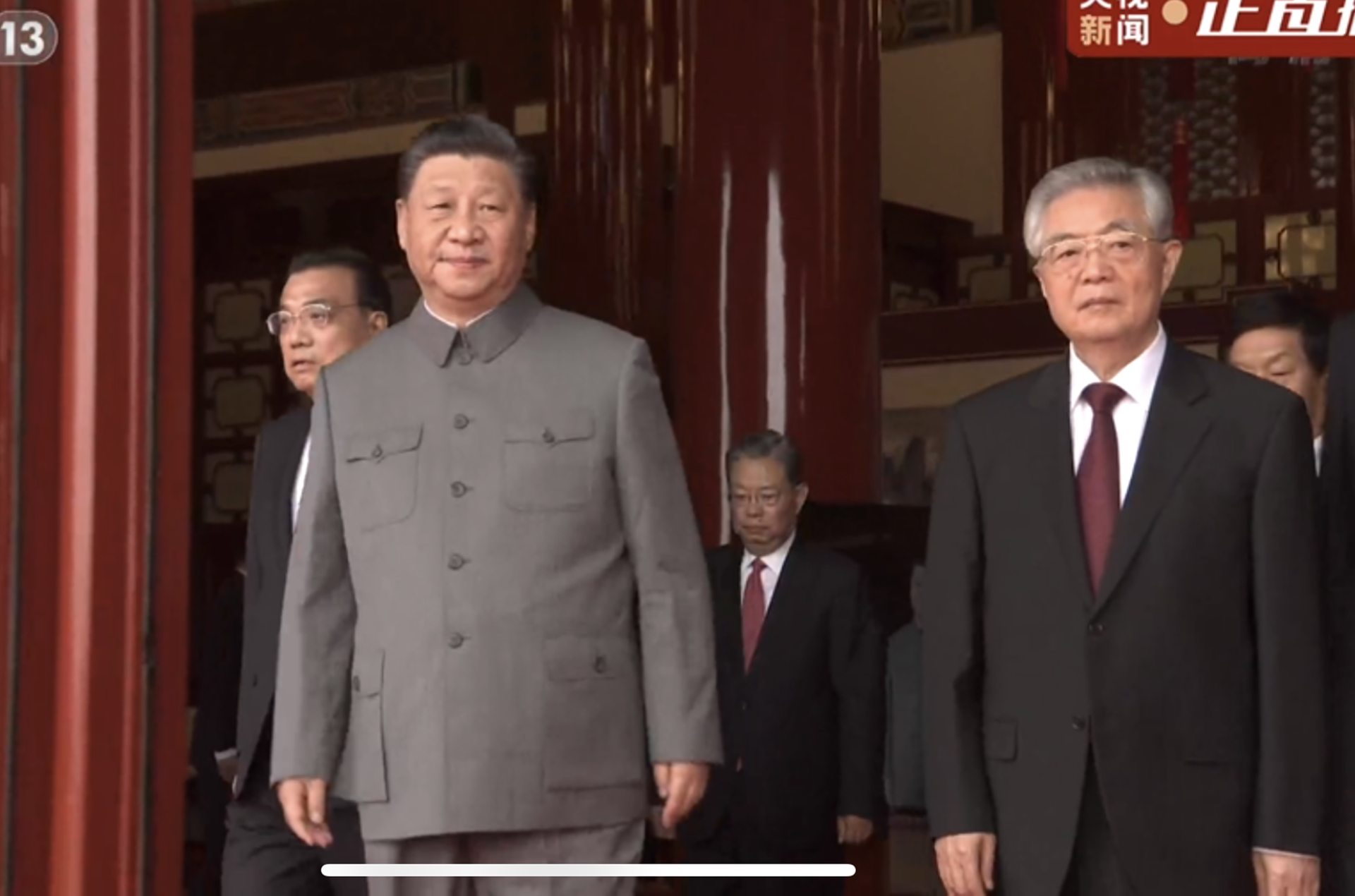 前中共领导人胡锦涛（右）一同现身。（中国央视截图）