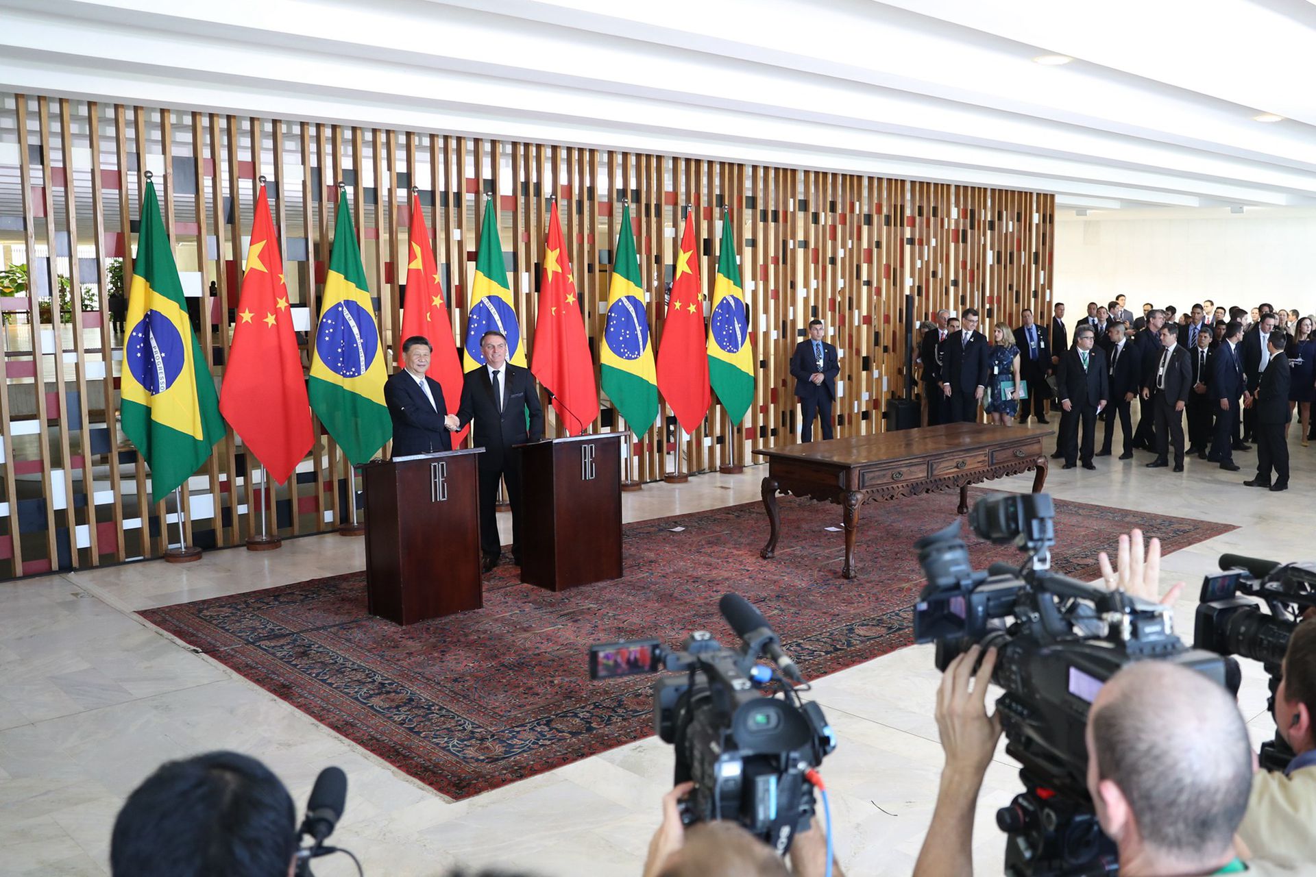 2019年11月13日，国家主席习近平在巴西利亚同巴西总统博索纳罗会谈，两国元首共同会见记者。（新华社）