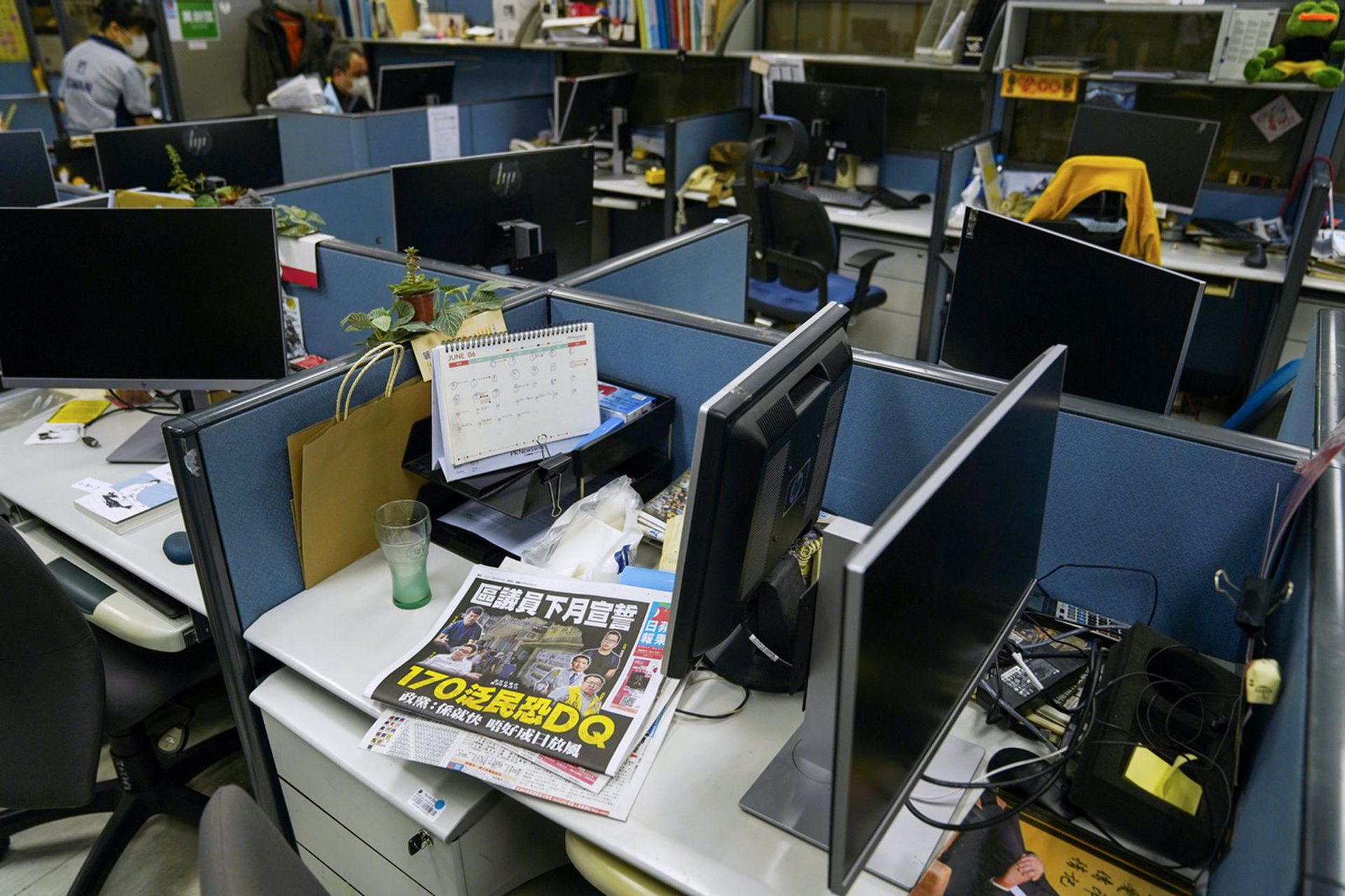 《苹果日报》大楼内工位空无一人。（香港01）