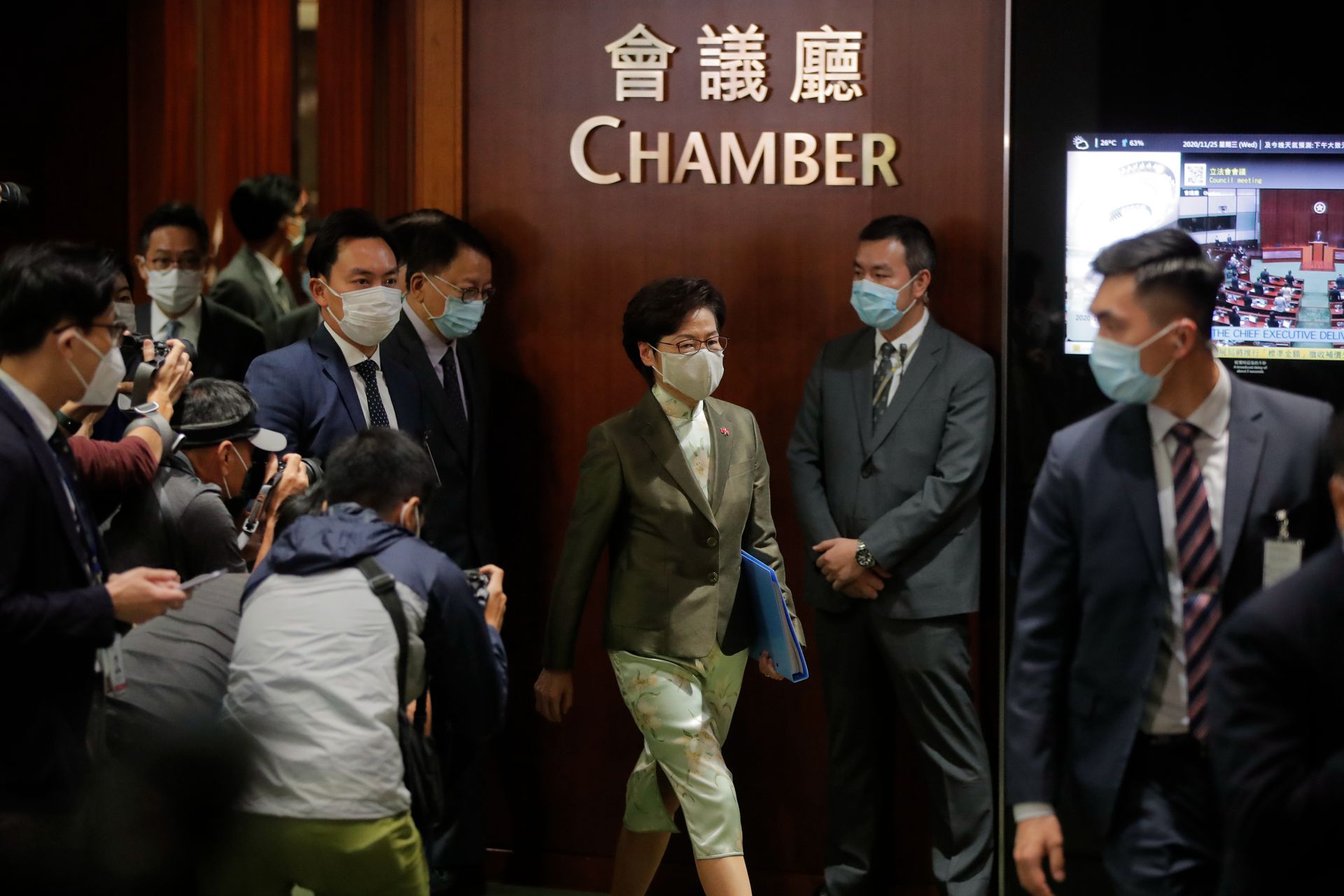 今次北京出手修改香港选举制度后，香港管治秩序将发生重要变化。图为2020年11月25日，香港特首林郑月娥（中）在立法会会议厅发表施政报告后离开。（AP）