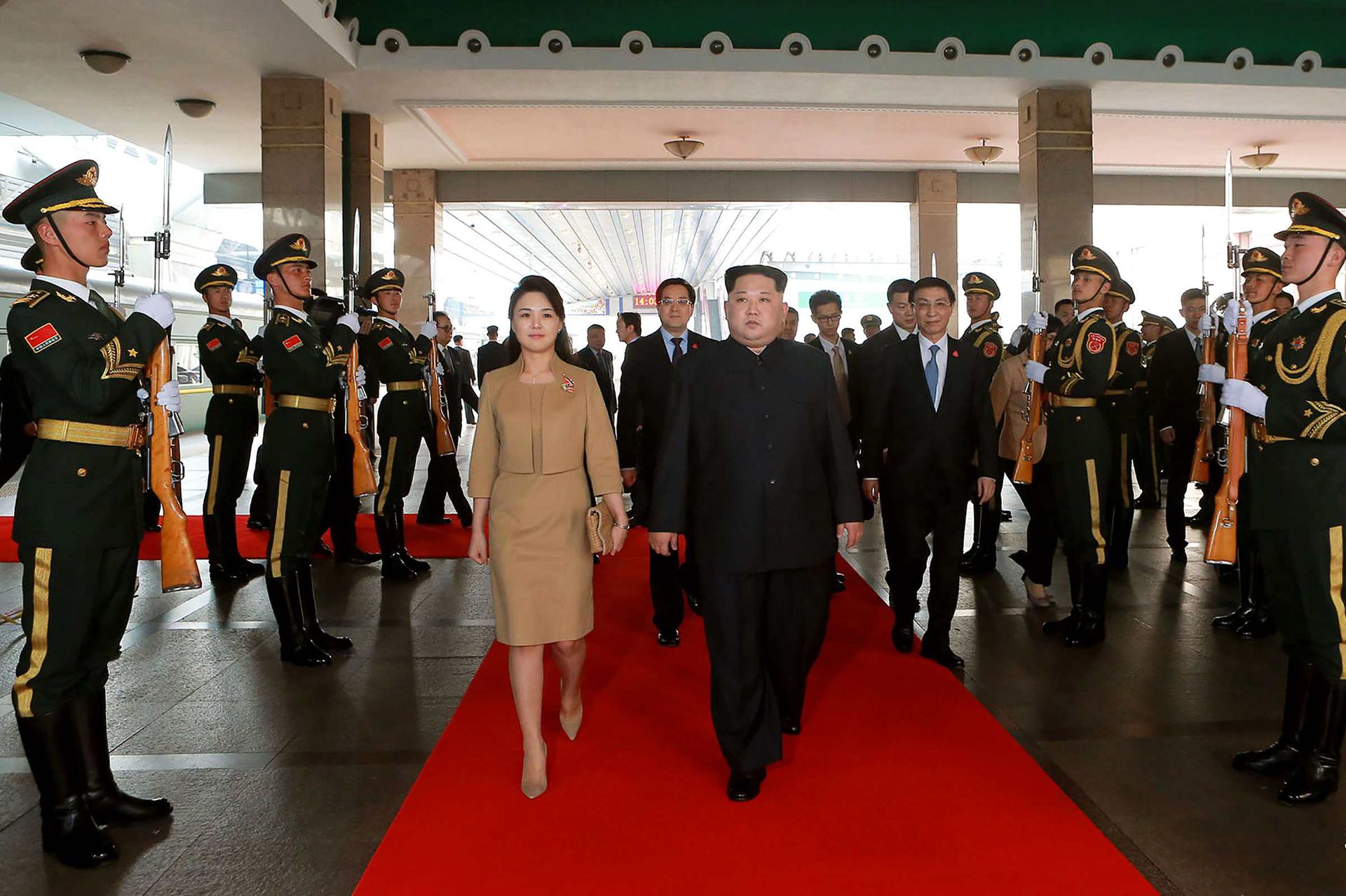 2018年3月25日，朝鲜领导人金正恩与夫人李雪主抵达北京火车站。（AFP）