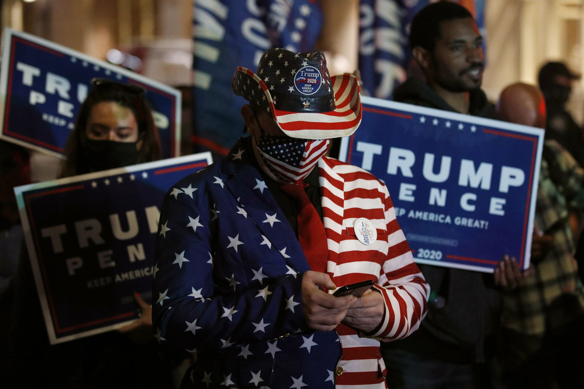 2020年11月5日，大选过后，特朗普的支持者在费城计票站点宾夕法尼亚会议中心外举行示威游行。（AP）
