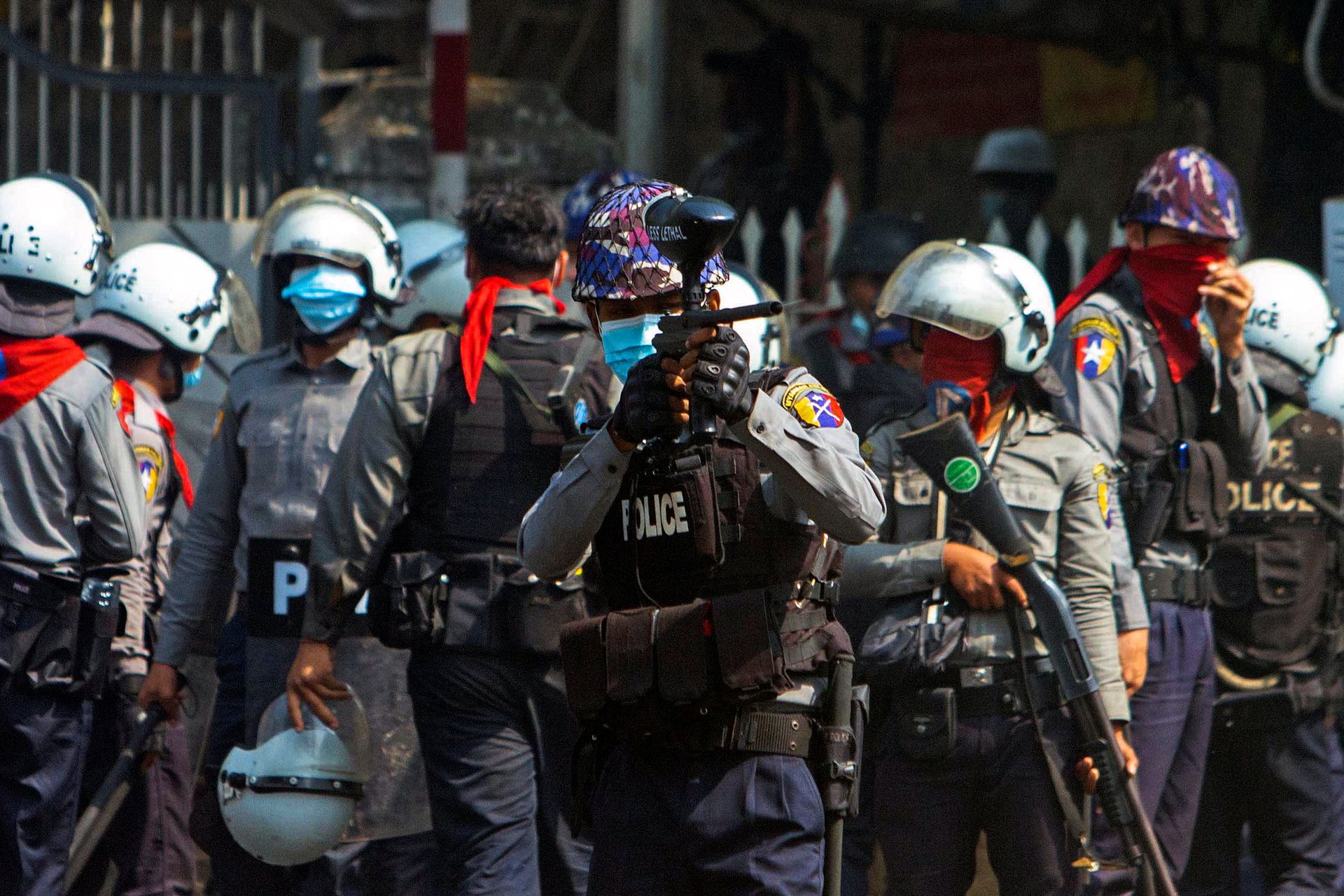 进入2月下旬，仰光街头的对峙开始进入防暴警察和示威者的回合制对抗。（路透社）