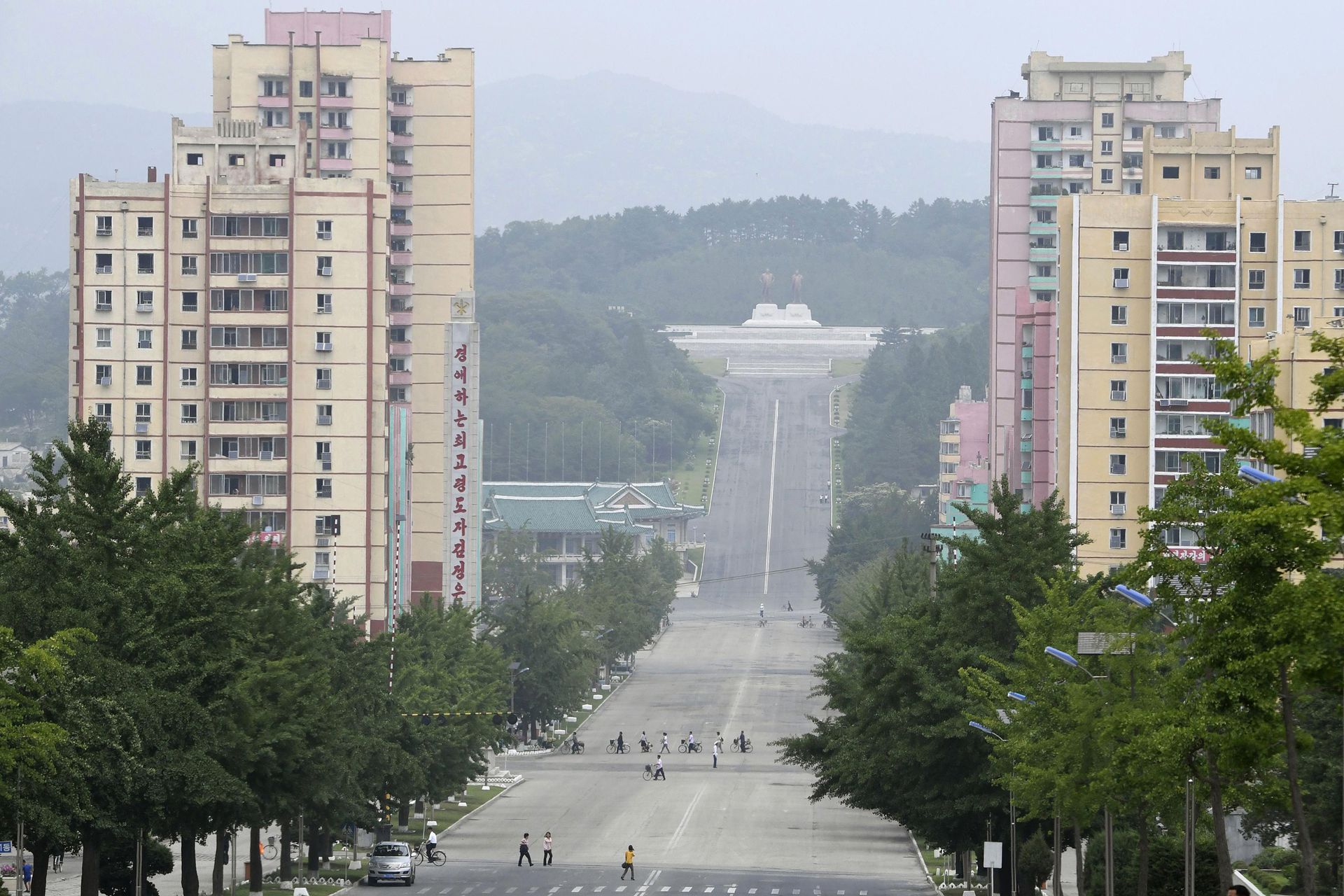 朝鲜出现疑似新冠肺炎病例，朝鲜劳动党中央委员会政治局于7月25日在党中央本部大楼召开了紧急扩大会议，金正恩出席会议。 （AP）