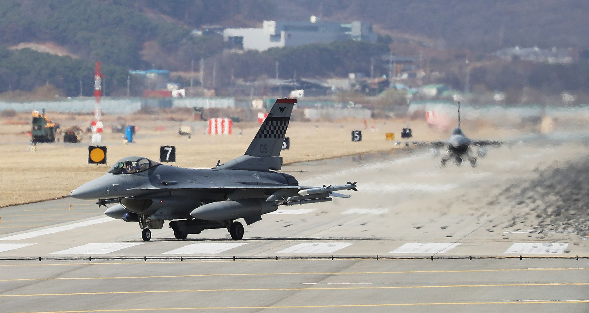 美国在全球拥有大量的军事基地，图为位于韩国京畿道平泽市的驻韩美军乌山空军基地，美国F-16战斗机准备降落。（VCG）
