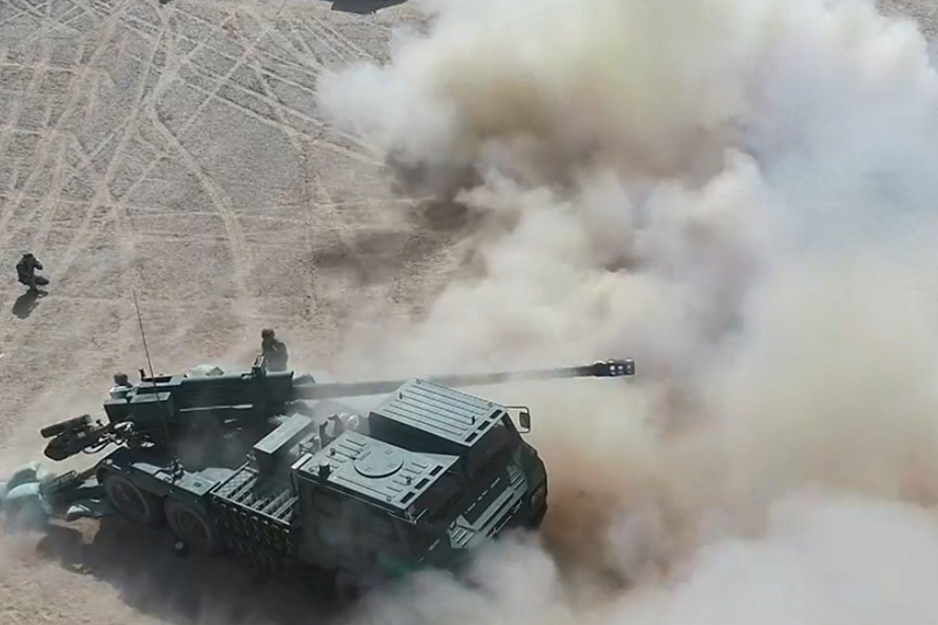 2020年6月上旬,中國人民解放軍第74集團軍炮兵部隊上高原進行實彈射擊演練。圖為181型155毫米自行榴彈炮開炮後塵土飛揚。(中國央視截圖) 2020年6月上旬,中國人民解放軍第74集團軍炮兵部隊上高原進行實彈射擊演練。圖為181型155毫米自行榴彈炮開炮後塵土飛揚。(中國央視截圖)