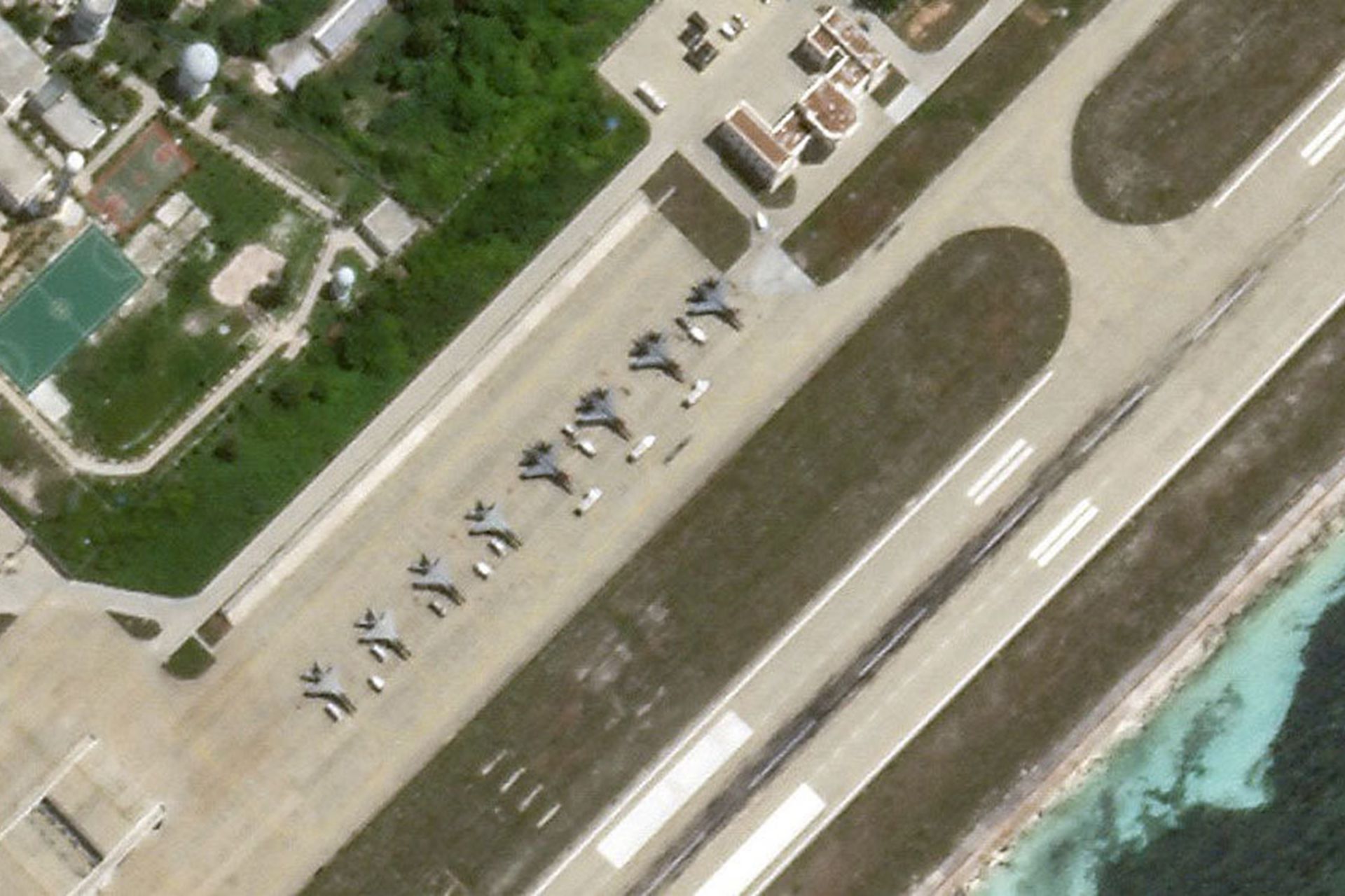 2020年7月，针对美军双航母在南海的活动，中国军方亦做出相应准备。图为卫星照显示至少有8架战机现身永兴岛机场。（微博@南海的浪涛）