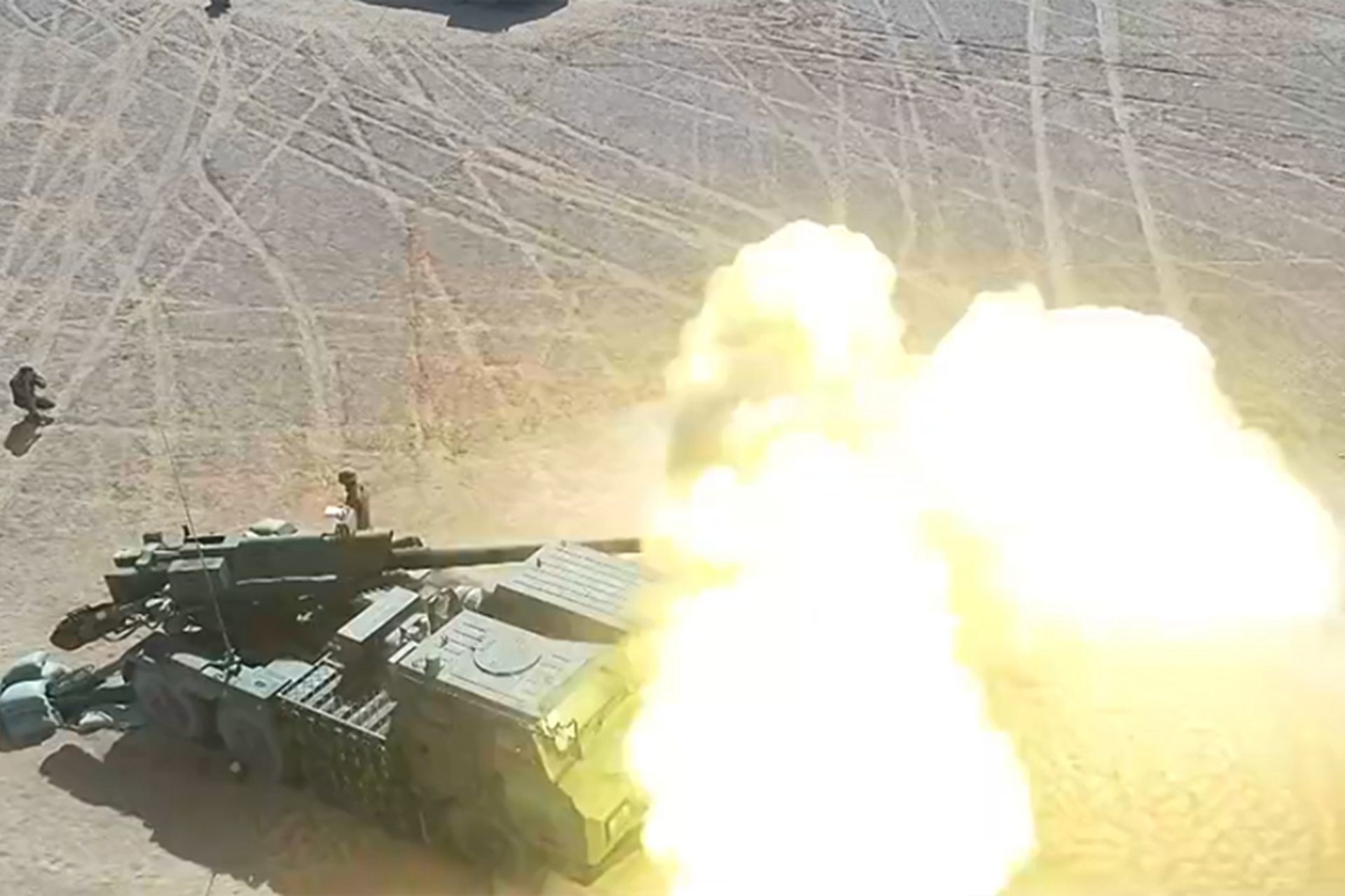 2020年6月上旬,中國人民解放軍第74集團軍炮兵部隊上高原進行實彈射擊演練。圖為181型155毫米自行榴彈炮開炮瞬間。(中國央視截圖) 2020年6月上旬,中國人民解放軍第74集團軍炮兵部隊上高原進行實彈射擊演練。圖為181型155毫米自行榴彈炮開炮瞬間。(中國央視截圖)