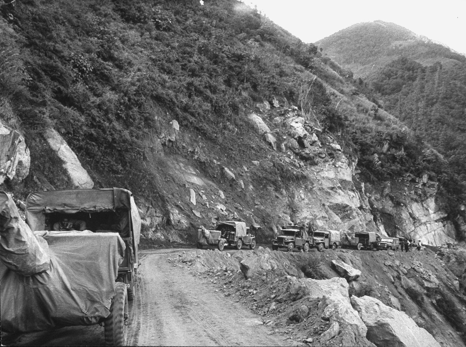1962年中印战争之前，中国曾多次建议和谈被拒，期间打通藏南但主动撤回。图为当年的中印战争时印度运送军火的车队行进在边境地区的山路上。（VCG）