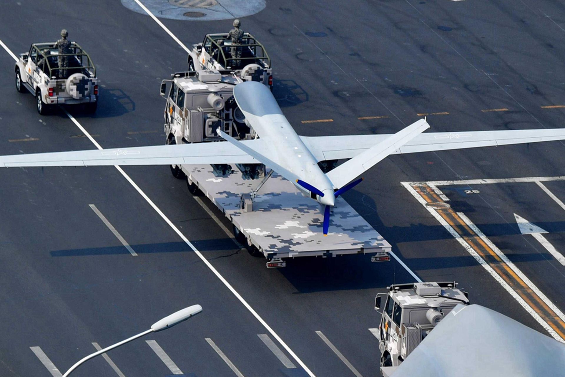 中国研制多型无人机。图为“攻击-2”无人机，长11米，翼展20.5米，最大速度370公里每小时，最大升限9,000米，有效载荷480公斤，机翼有6个挂点。（鼎盛军事）