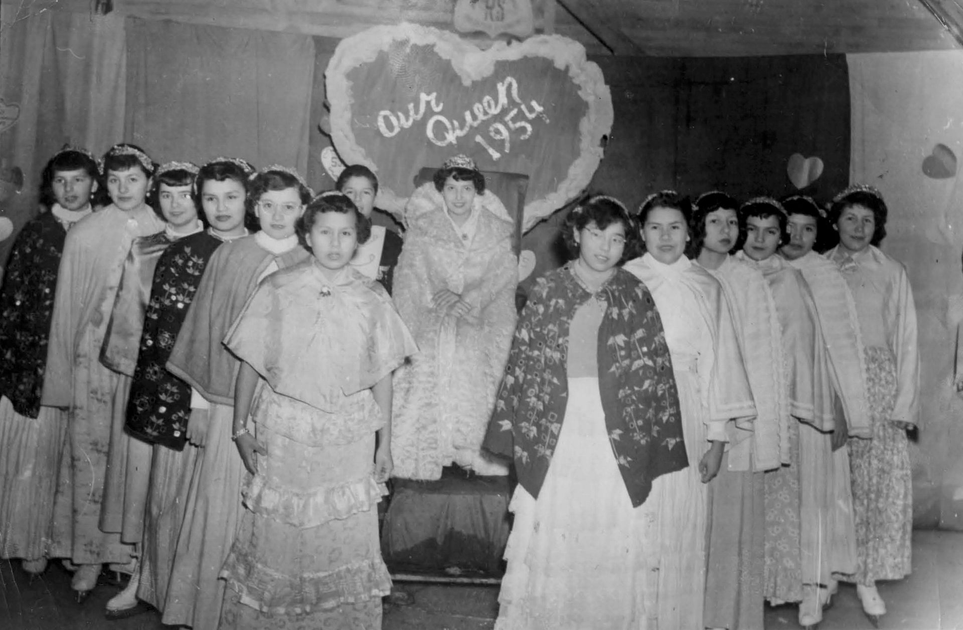 1954年，女孩们在加拿大安大略省印第安寄宿学校举行的选美比赛中摆姿势。（Reuters）