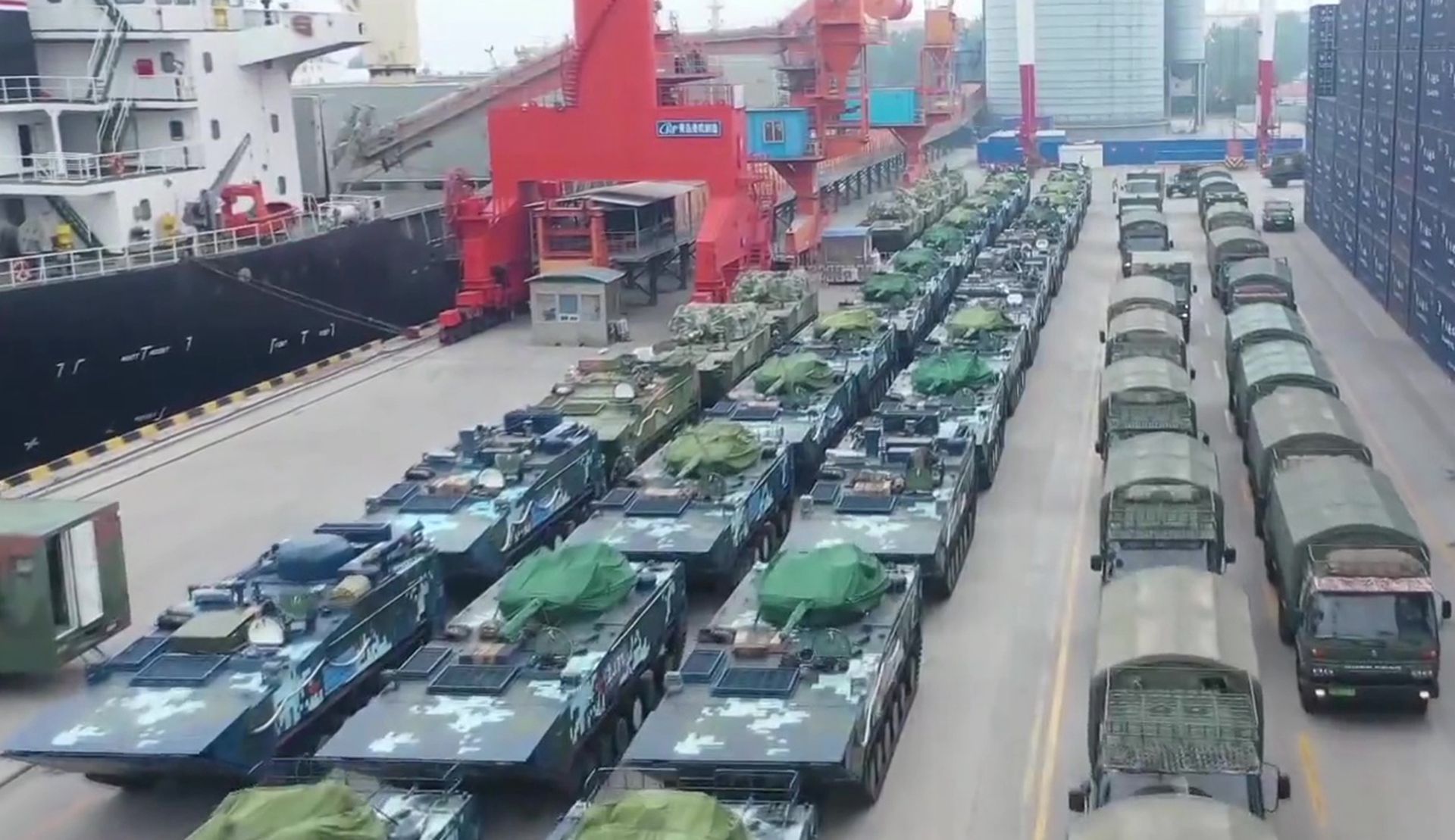 解放军演练登陆作战。图为解放军转运装甲车。（中国军视网截图）