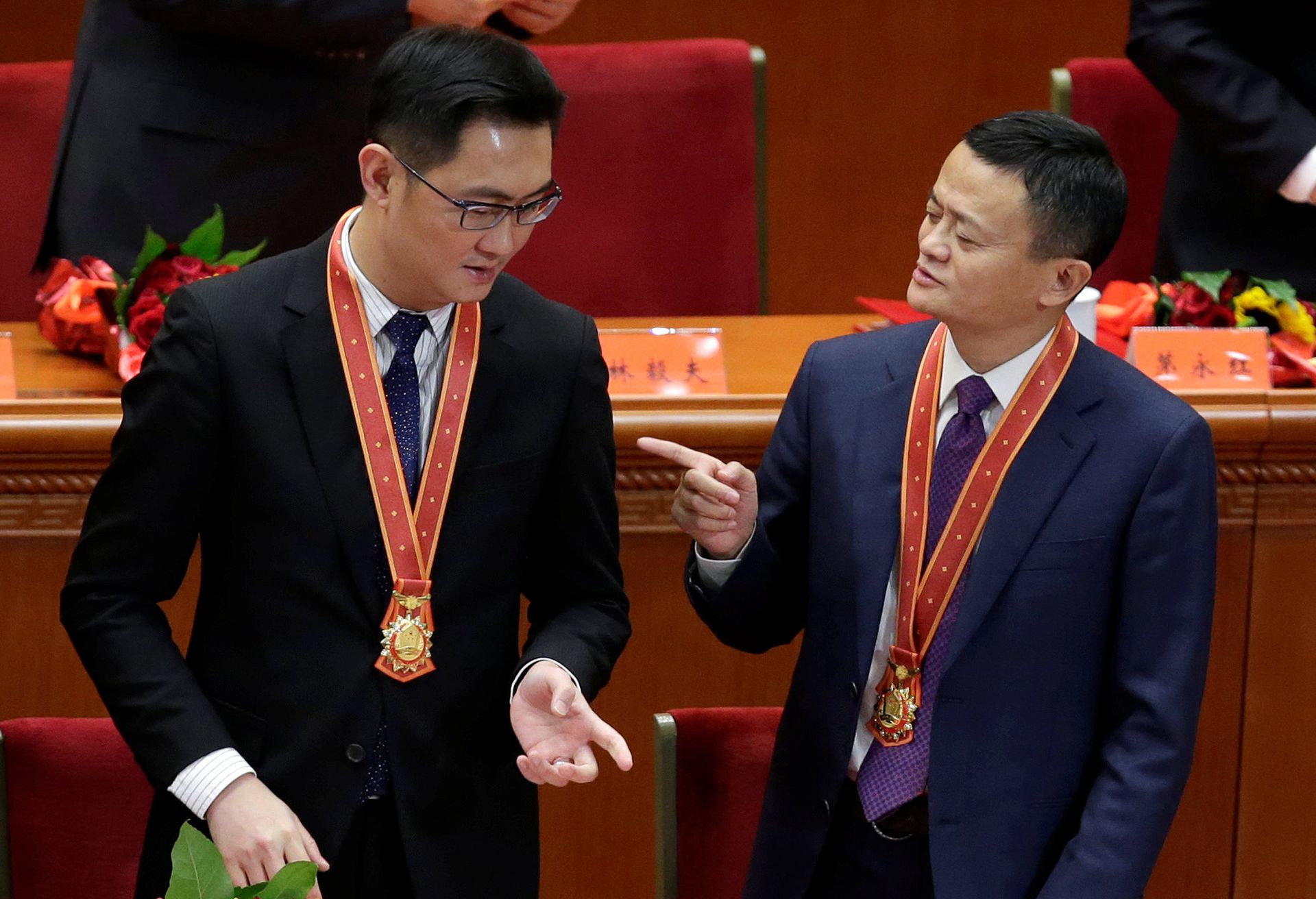 马云（右）与马化腾（左）皆是中国互联网行业的领军人物。（VCG）