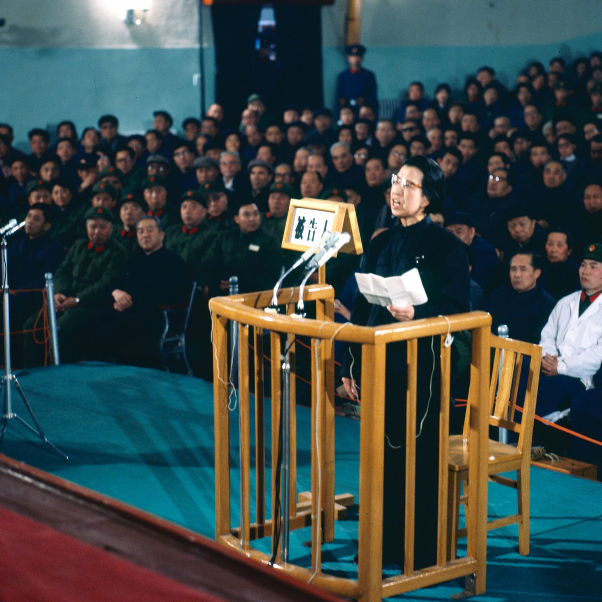 1980年11月20日至1981年1月25日,中共对四人帮和林彪集团10名被告人进行公开审判。图为毛泽东遗孀江青为自己辩护。(视觉中国)