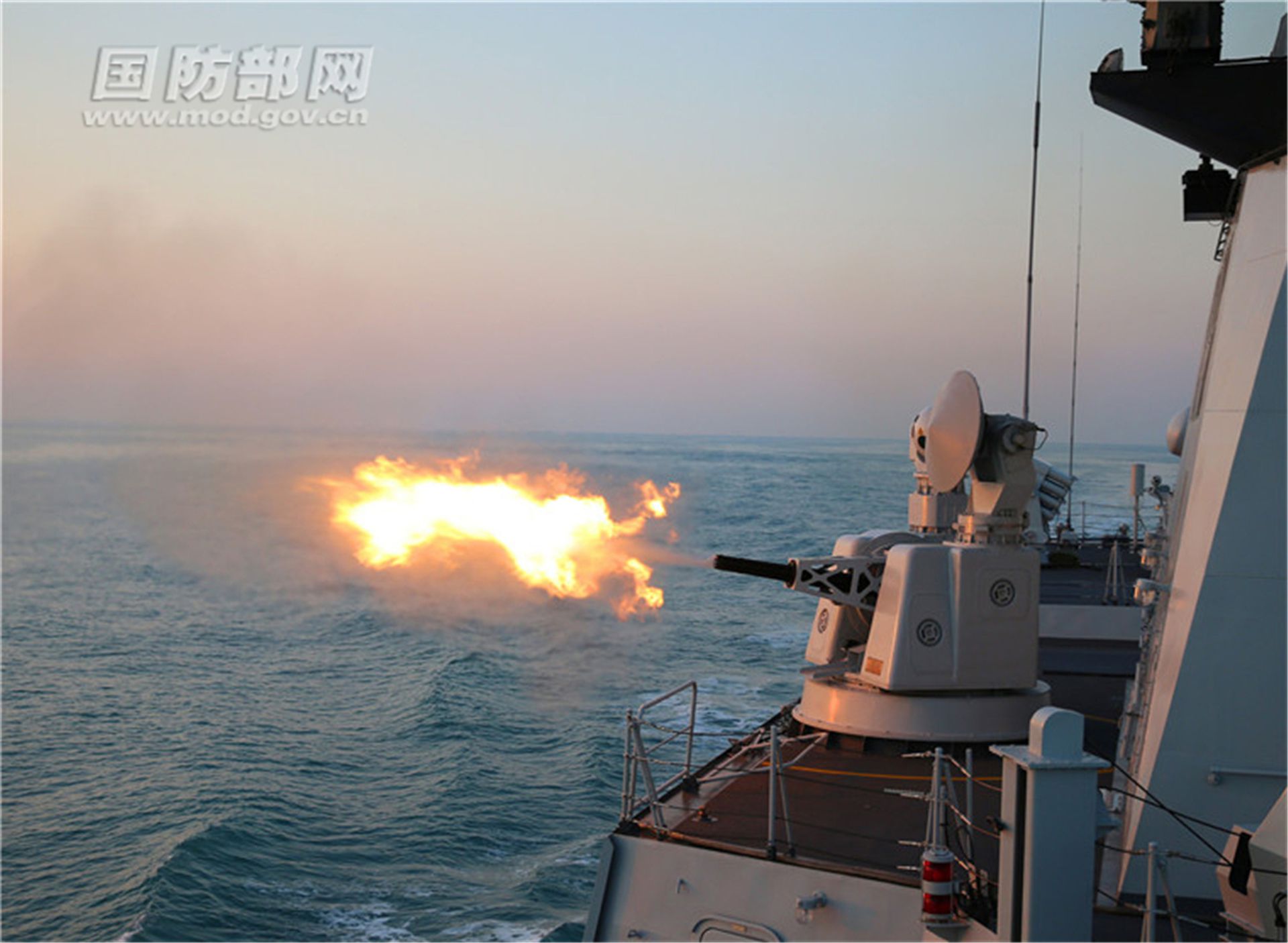 大陆军队东部战区海军舰船开火瞬间。图为2017年2月，东部战区海军驱护舰编队开展对抗演练，近防炮开火。（中国国防部网）