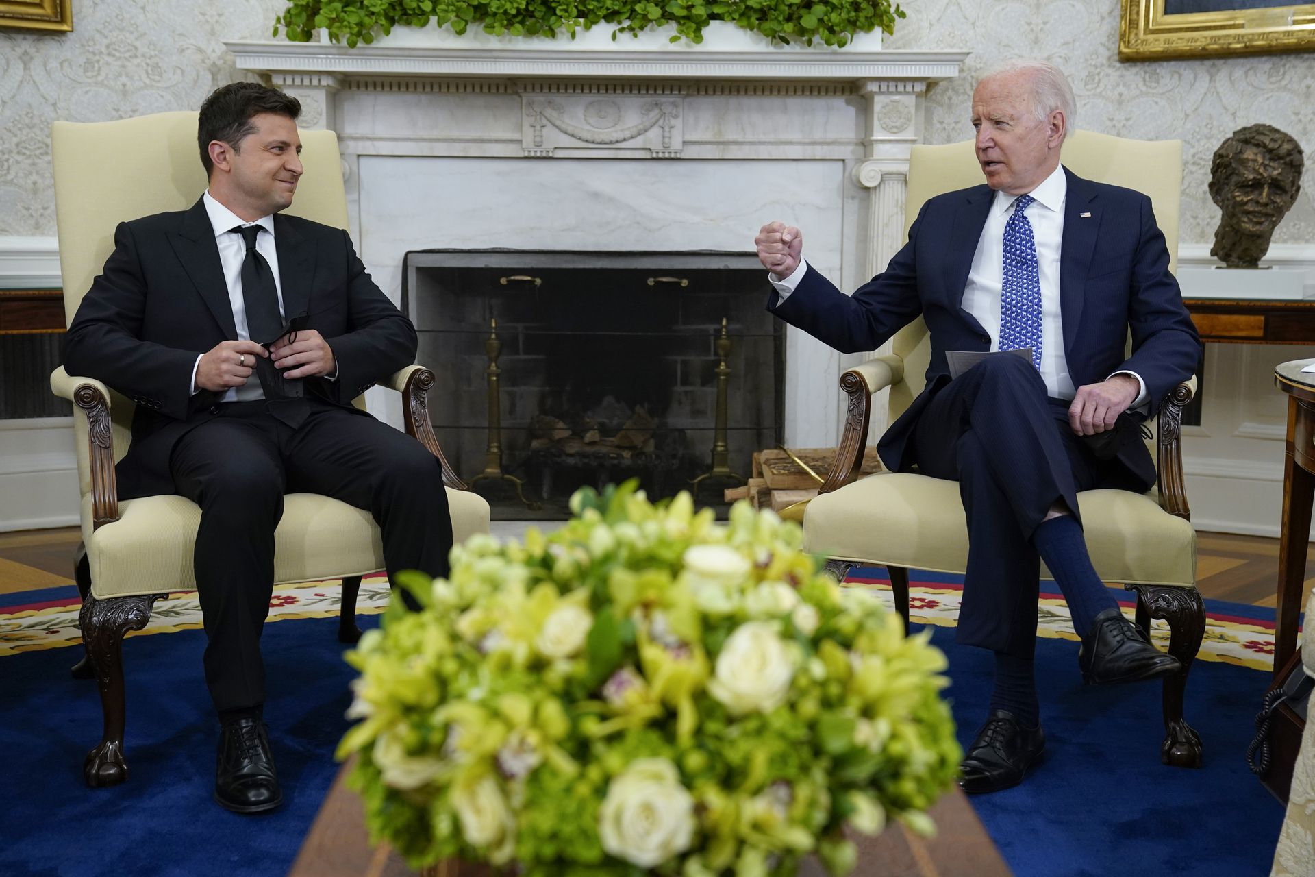2021年9月1日，美国总统拜登（右）在白宫椭圆形办公室会见了乌克兰总统弗拉基米尔·泽连斯基（Volodymyr Zelensky，左）。（AP）