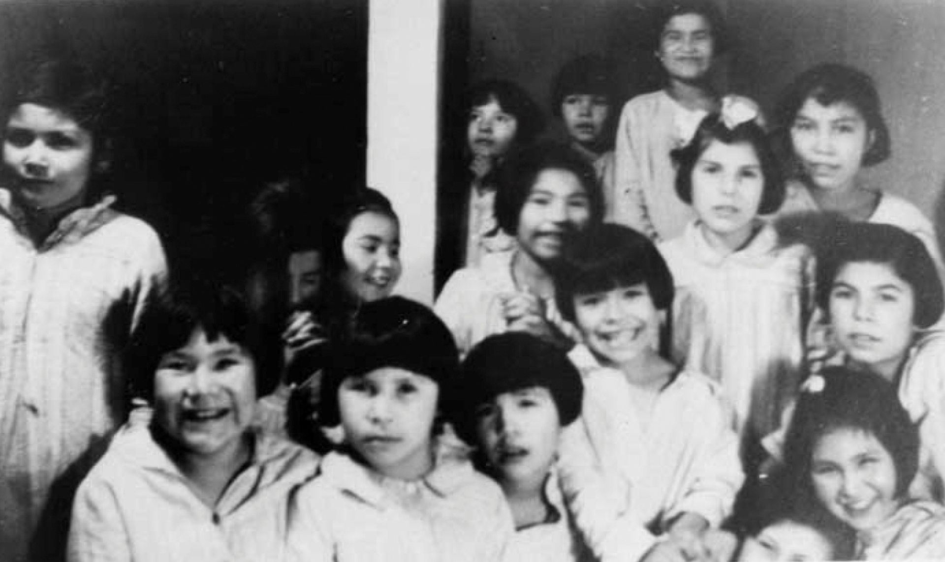 1940年代左右，加拿大安大略省寄宿学校Bishop Horden Memorial School的小女孩们在睡前摆姿势。（Reuters）