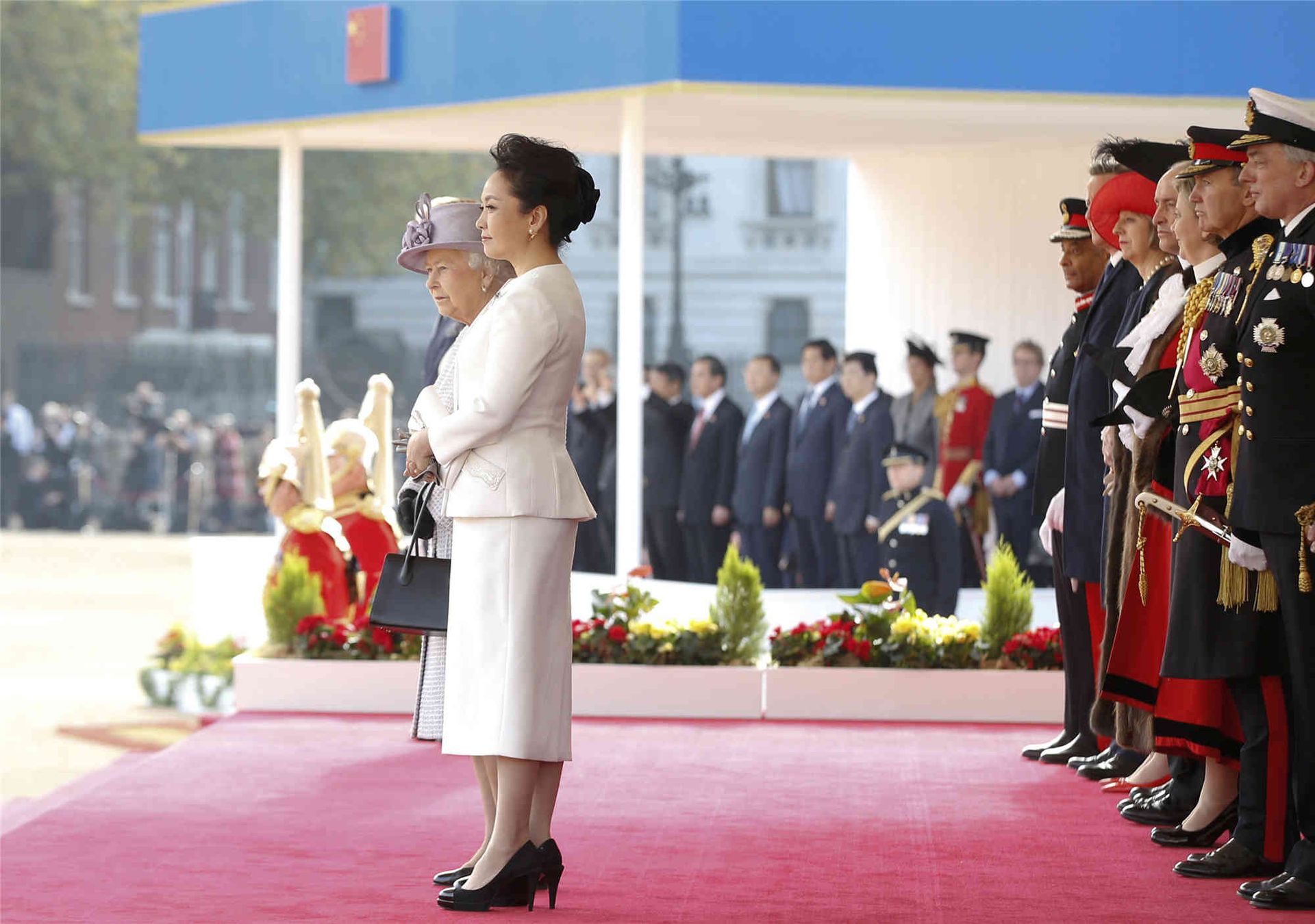 2015年10月20日，习近平访问英国期间，英国女王伊丽莎白二世（Queen Elizabeth II）和习近平夫人彭丽媛在欢迎仪式上。（Reuters）