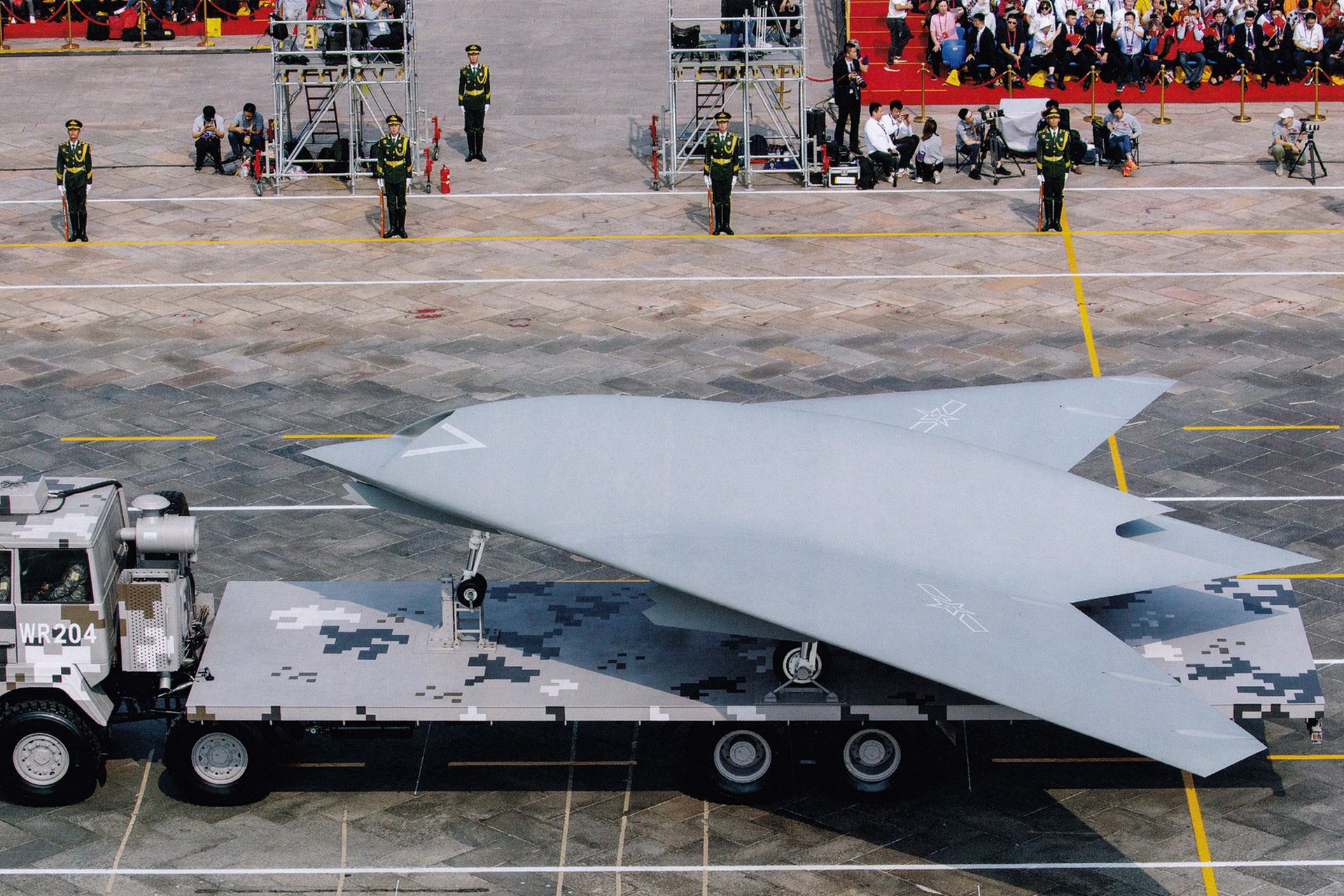 中国研制多型无人机。图为“攻击-11”无人机。中航工业内部的模型显示，“攻击-11”机腹有两个弹舱，可装载4枚小型制导炸弹和1枚大型制导炸弹。（鼎盛军事）