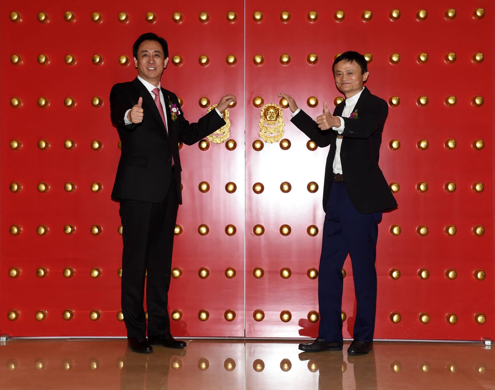 2015年11月6日，许家印（左）和马云在财富门前合影。（新华社）