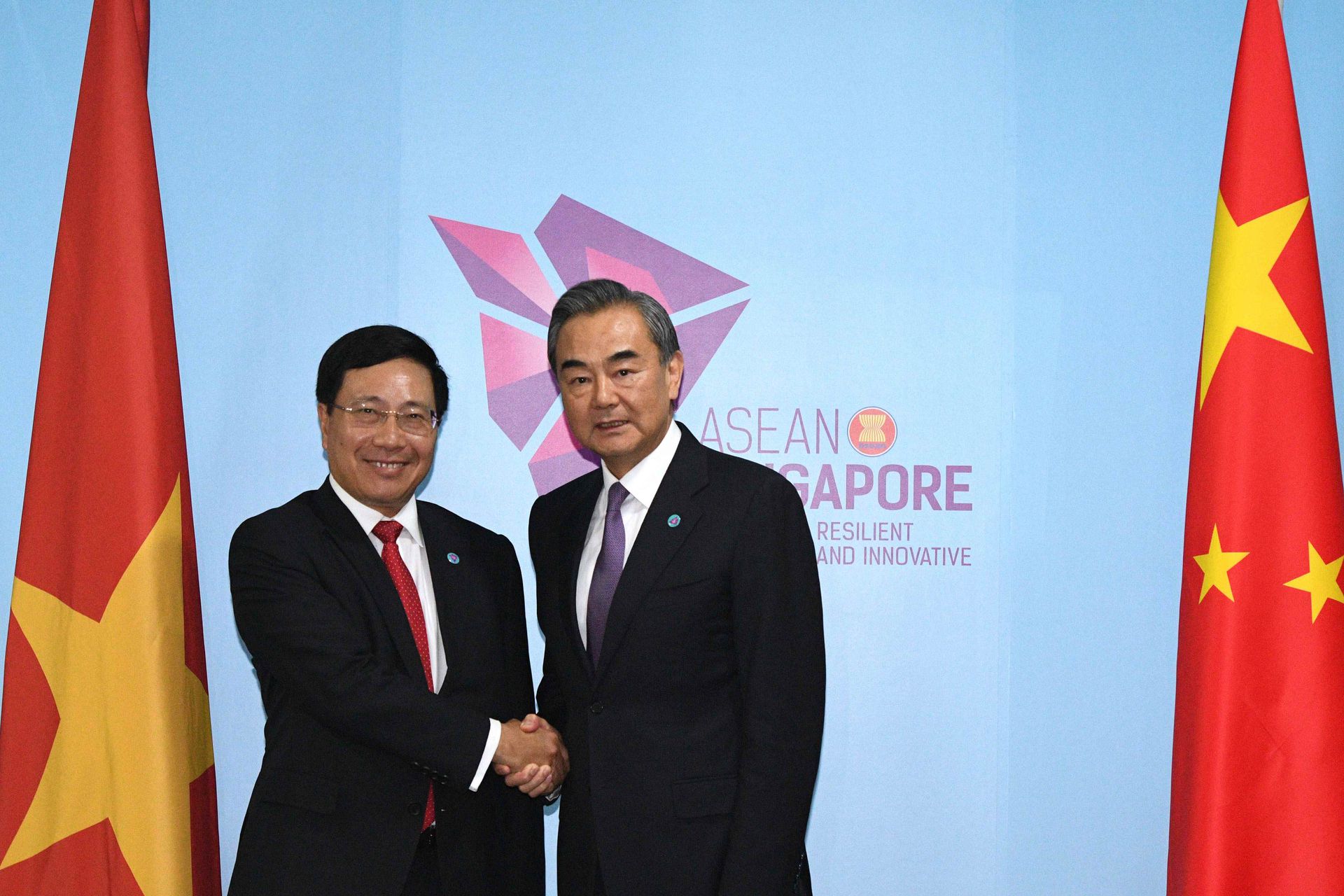 范平明一直在越南的外交领域扮演着不容忽视的角色，图为范平明在新加坡会见中国外长王毅（右）时的留影。（新华社）