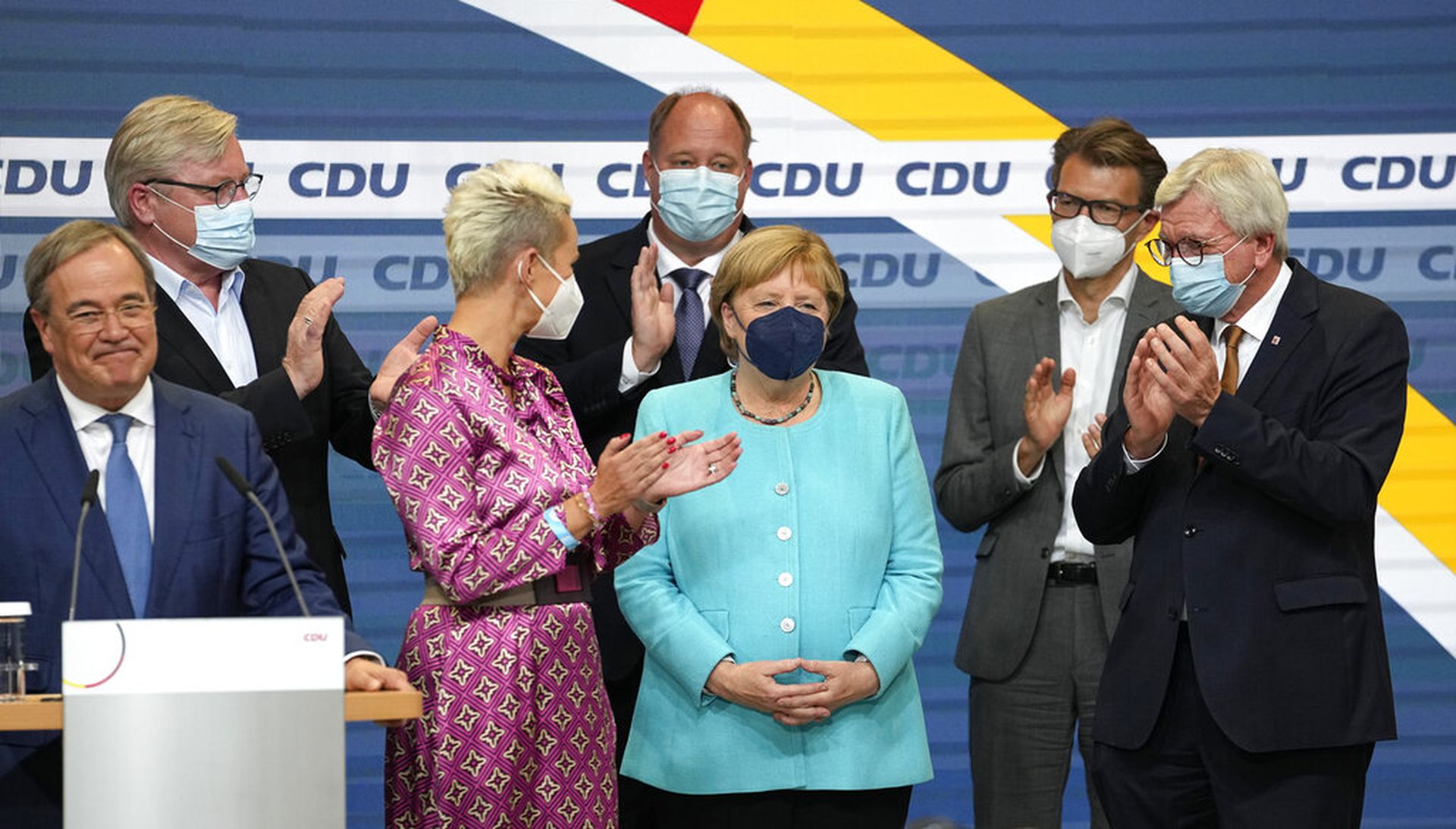 2021年9月26日，德国联邦议会大选当日，基民盟(基民盟)柏林总部，德国总理默克尔站在基民盟主要成员的掌声中登台。（AP）