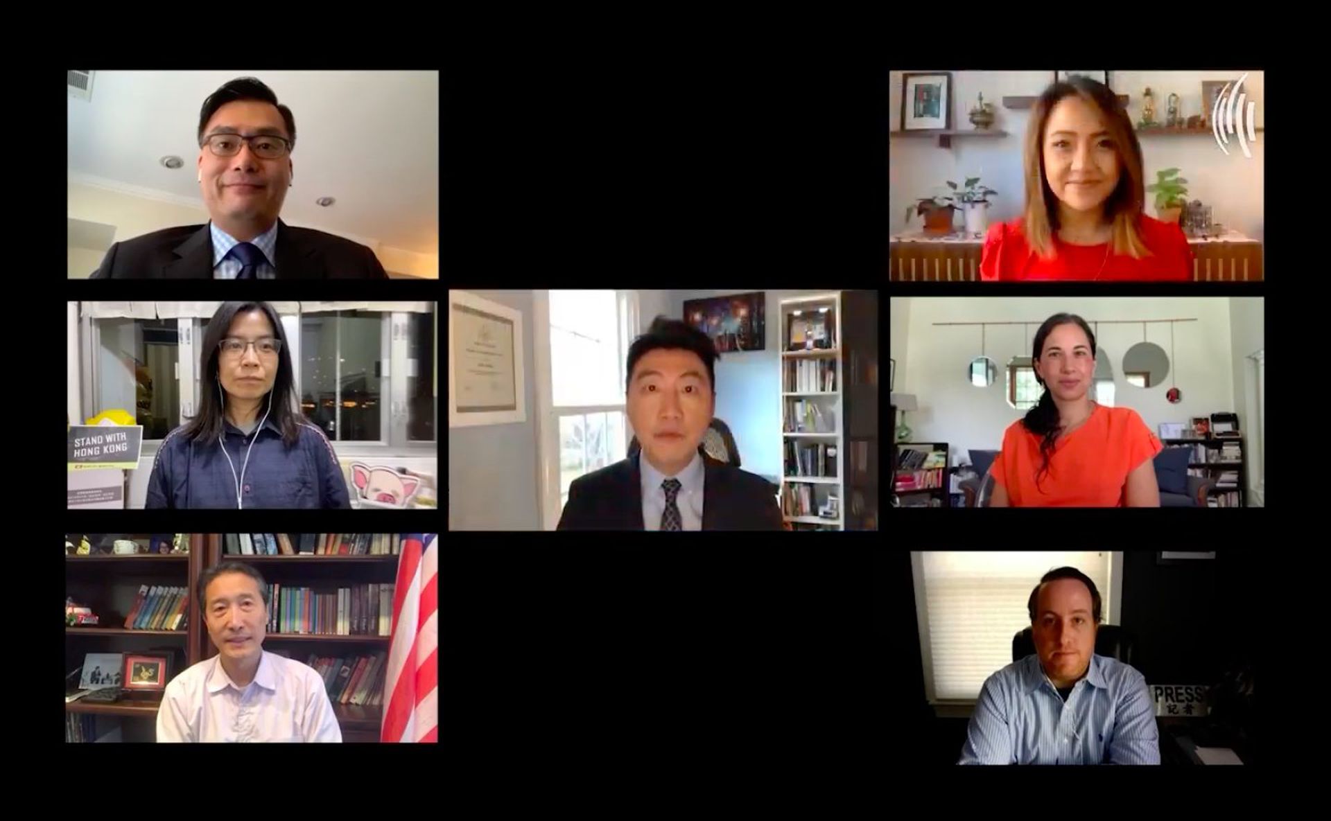 2020年12月2日,美国之音女记者达库斯瓦拉(右上)参加视频会议照片。(Twitter@Patsy Widakuswara) 2020年12月2日,美国之音女记者达库斯瓦拉(右上)参加视频会议照片。(Twitter@Patsy Widakuswara)